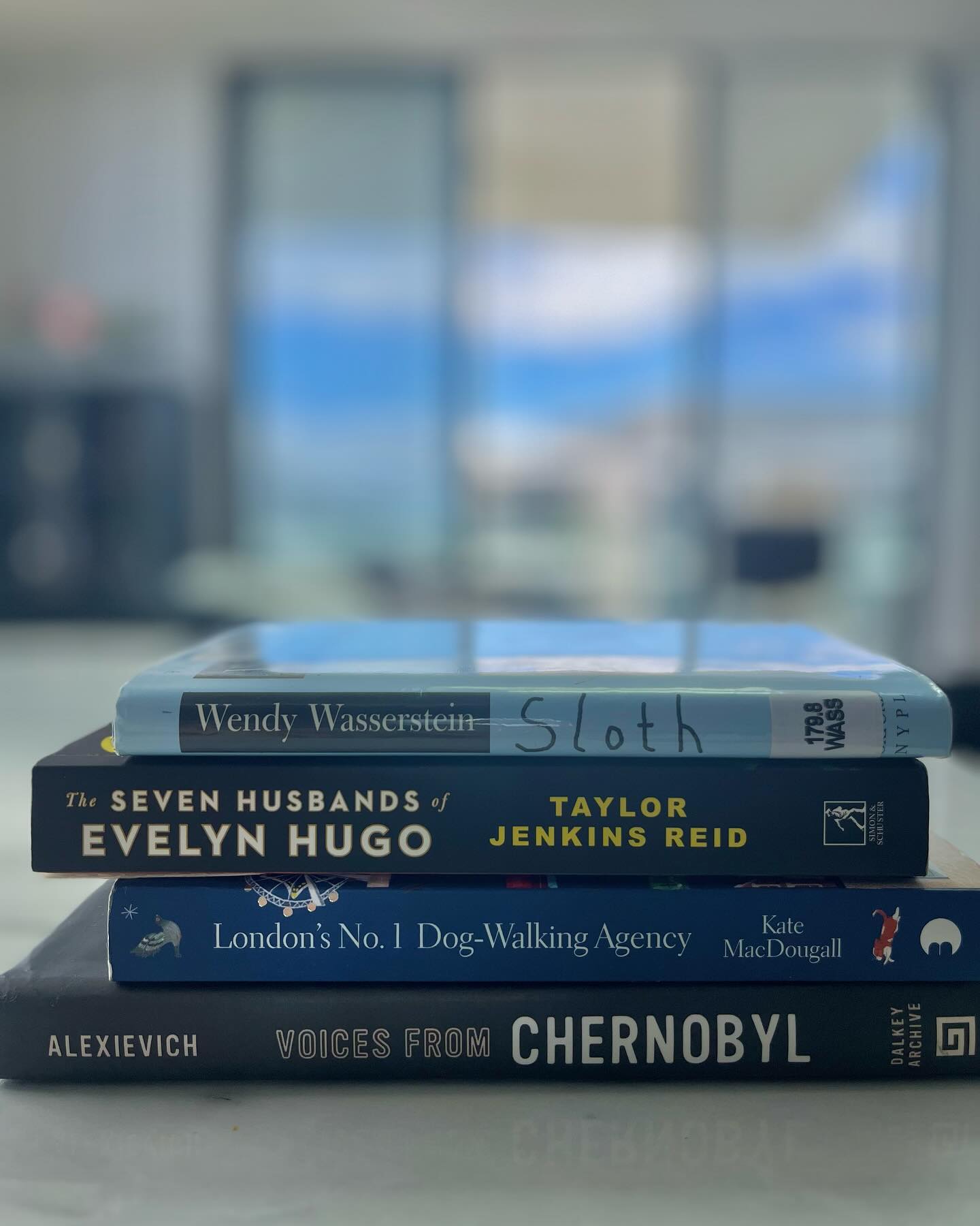 한 달에 한 권 독서 3개월차✨

Sloth ⭐️ 
The 7 Husbands of Evelyn Hugo ⭐️⭐️⭐️⭐️
London's No.1 Dog Walking Agency ⭐️⭐️⭐️⭐️⭐️
The Voices from Chernobyl ⭐️⭐️

체르노빌 생각보다 너무 재미 없어서
2개월 동안 안 읽다가 드디어 완독한 이후로 꾸준히 읽는 중💪
나름대로 어휘에 자신이 있는 편인데도
배울 단어는 마르지 않는 샘 처럼 나온다😂

#독서 #책 #습관 #일상 #원서 #추천
#book #bookstagram #reading #daily #instagood
