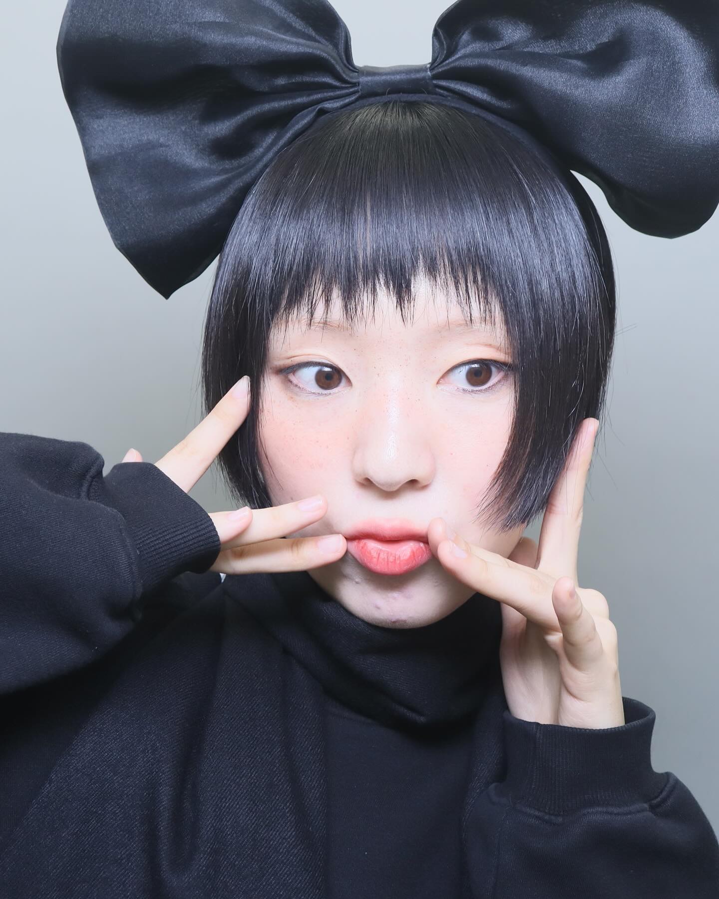 🖤🐧🐦‍⬛🐈‍⬛
블로그에는 잘만 쓰면서 막상 사진 밑에는 어떤 글을 써야 할지 몰라 썼다 지웠다를 반복 할 때가 많습니다. 이 사진은 작년 생일 전날 캠퍼스 협동간사님이 케익을 만들어주셔서 들고 찍은 사진입니다. 

아는 사람이 많아질수록 카카오톡에 뜨는 생일알림이 부담스러웠는데 막상 제 생일날 진심어린 연락들을 받다 보니 선물이 중요한 게 아니더라구요. 소소한 연락들을 서로 주고 받는 게 얼마나 사람을 살게 하는지 느꼈었어요. 제게 연락주신 분들 덕분에 저도 소소한 연락이 부쩍 는것 같습니다. 감사합니다.