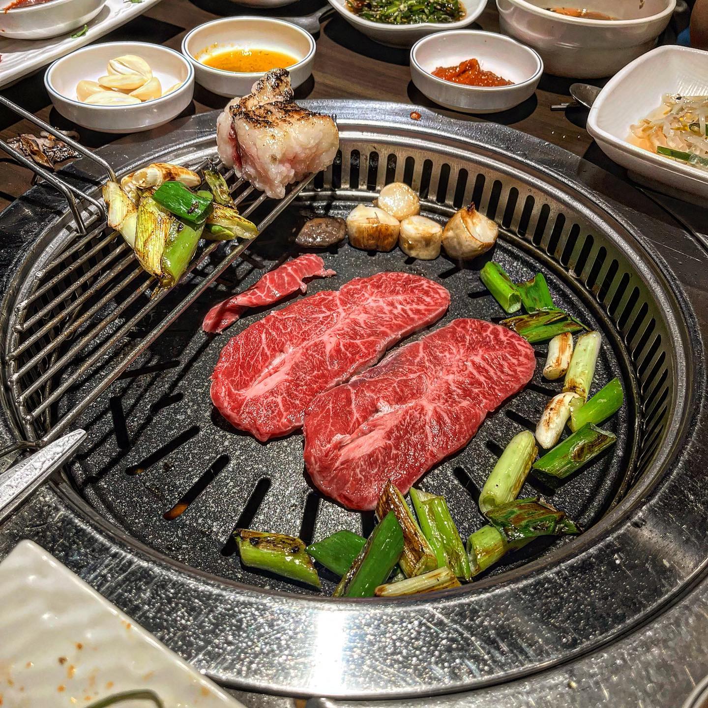 ✔️월곶 토종한우마을

송현아갔다가 헤이즈보고
월곶으로 한우먹으로

여기 장점은 주차가 편하다는거
가게 들어서면 정육점처럼 
고기가 진열되어 있음
메뉴판 보고 시킬 수도 있고
저기서 고기를 직접 보고 시킬 수 있다

▪️차돌박이 400g 60,000
▪️스페셜 400g 86,000
= ₩146,000
▪️상차림비 인당 3,000

차돌박이랑 스페셜 주문
스페셜은 골고루 조금씩 들어있어서 여러 개 맛보려고 스페셜로 주문했다

​차돌박이 먼저 먹었는데 차돌박이
맛이따 😆

대파랑 버섯도 맛있구
스페셜은 여러개 맛볼수 있어서 좋았으나 뭐가 먼지 모르겠네 
차돌박이가 더맛있었음‼️

된장찌개 원하는데로 주신다고 하셨는데 2개 요청함 된찌 짱맛
밥꼭말아먹기‼️

대파도 달라면 더주심
버섯은 추가요금 , 육회랑 육사시미는 서비스 

이모님들도 친절하시고 만족하며
먹구왔음 ☺️

📍 월곶동 991-26
☎️ 031-435-3516
.
.
.
#먹스타융_인천
#먹스타융_시흥
#먹스타융_월곶