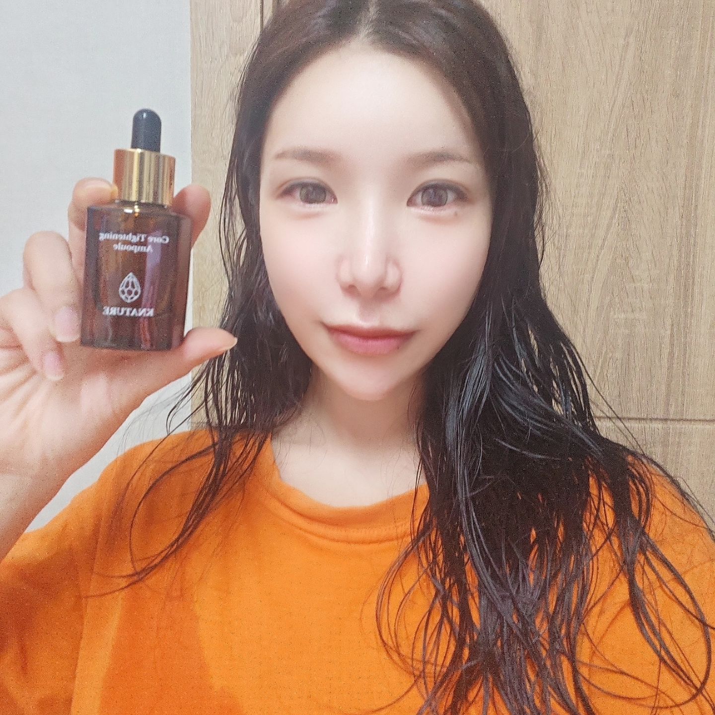 #협찬
🏷[케이네이쳐]코어 타이트닝 볼륨앰플
계절변화가 많은 승무원들사이에는 이미 유명한 제품인 #코어타이트닝앰플 
제형은 묽지만 흘러내리지는 않아서 피부에 촉촉하면서 부드럽게 발려요~
바른후에 피부결도 매끄럽고 은은하게 차오르는 광채가 보여지지않나요?!

요즘 같이 낮과 밤 온도가 틀릴때 사용해주면 너무 좋은 앰플이예요♡

👉ewg 그린등급 원료 사용
👉세계최초 비접촉식 플라즈마 특허기업 닥터플라진에 납품되는 화장품

knature_official 

#케이네이쳐 #KNATURE #주름개선화장품 #주름앰플 #모공앰플 #탄력앰플 #리프팅앰플 #볼륨앰플 #콜라겐앰플 #고농축앰플 #기초화장품추천 #자연유래화장품 #순한화장품 #뷰티 #뷰티템 #앰플추천 #여름피부관리 #피부관리 #피부케어