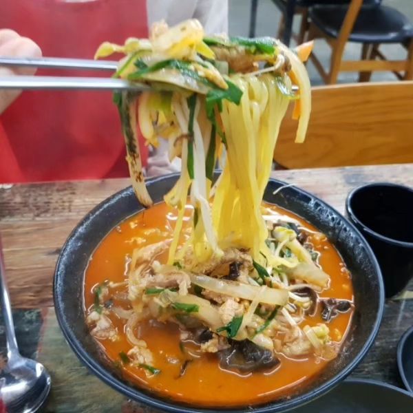 천천동 맛집으로 유명한 해품짬 정말 너무 맛있고 짬뽕이 끝내줍니다. 고기 전복은 안 먹어봤으면 너무 맛있고요. 아이들이 좋아하는 볶음밥도 여기만큼은 정말 다먹더라고요. 남김없이 너무 잘 먹었고 맛까지 좋아요. 중화덮밥도 정말 너무 맛있습니다. #천천동맛집 #해품짬 #수원맛집