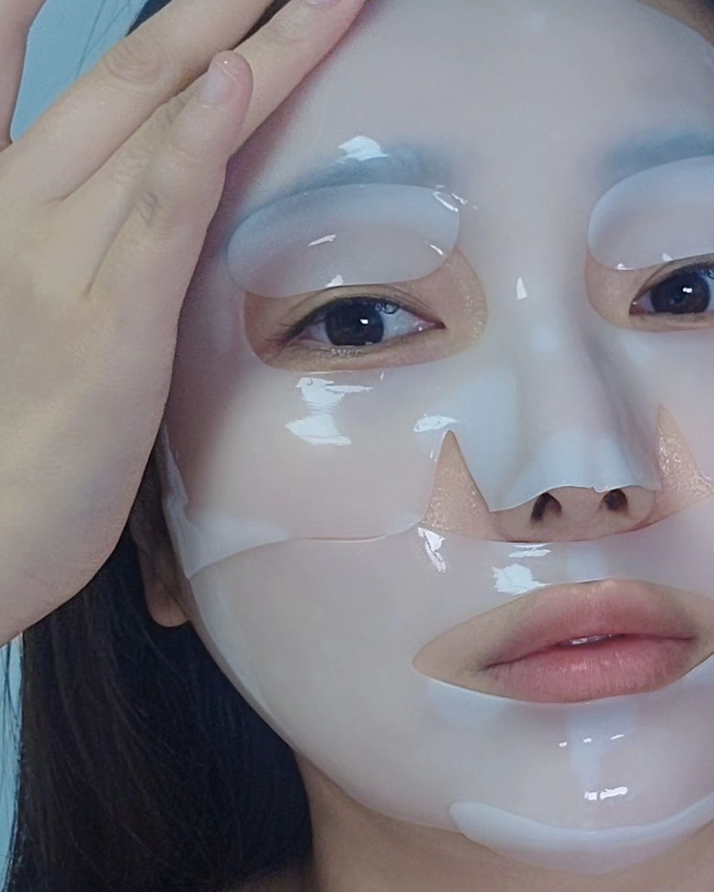 🎁 싱글즈 인품사 기프트 박스로 받은 세 가지 제품! 💖
⠀
첫 번째로, 오어스 트리플 레이어 히알루론시카 7초 세럼 인 앰플! 💦
⠀
세럼이라고 하면 묵직하고 답답한 느낌이 있는데 이 제품은 전혀 아니더라고요. 깨끗하게 정제된 초저분자 히알루론산이 피부에 쏙~ 잘 스며들어서 피부가 촉촉해졌어요. 피부가 컨디션이 안 좋을 때 CICA6와 아데노신이 피부 진정에 도움을 주는 것 같아요. 특히 건조한 겨울철, 이 세럼 한번만 발라도 보습이 촉촉하게 유지되어서 너무 좋았어요! 👍
⠀
두 번째는, 바이오던스 하이드로 세라놀 리얼 딥 마스크! 🌊
⠀
이 제품의 세라놀이 피부에 빠른 진정 효과를 주는 것 같아요. 빙하수 50,000ppm이 피부에 촉촉한 보습 물막을 형성하고, 수분 증발을 막아주는 장벽케어로 피부 온도가 즉각적으로 감소하는 느낌이랄까요? 마스크 팩이 끝나고 나서도 피부가 촉촉한 느낌이 계속 유지되어서 너무 만족스러웠답니다. 😊
⠀
마지막으로, 마스터바이옴 지노마스터 30일분! 🦠

식약처 기능성 인정 받은 유산균 제품이에요. 50억 마리의 유산균이 들어있는데, 질 건강에 도움을 주는 유익균 증식 및 유해균 억제에 도움을 준다니 너무 좋아요! 작은 사이즈라서 목넘김도 편하고, 휴대하기도 쉬워서 매일 꾸준히 섭취하고 있어요. 기분 좋은 변화를 기대하고 있답니다! 🌟
⠀
이렇게 세 가지 제품 모두 너무 만족스러웠어요.
싱글즈 인품사 기프트 박스, 너무 만족합니다! 💕
⠀
⠀
#오어스 #지노마스터 #바이오던스 #인품사 #인품사박스
⠀