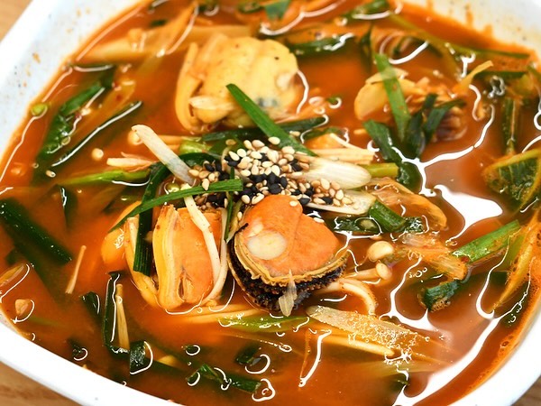 #속초항아리물회 #속초여행 #속초여행코스 #속초맛집 #속초물회 #속초물회맛집 #속초해변물회 #속초해변물회맛집 #속초물회포장 #속초로컬맛집 #속초맛집추천 #속초물회집 #속초아이맛집 #속초현지인맛집 #속초해수욕장맛집 #속초터미널맛집 며칠전에 속초 동해 바다 구경을 하기 위해서여행을 하고 왔는데요~!속초3대물회로 유명한 속초항아리물회에서 든든하게 물회와 멍게 비빔밥, 전복죽 등 골고루 먹었어요. 해변가 바로 앞에 속초아이가 자리잡은 곳이라 접근성도 용이하고 해수욕장에서 바다 구경하다가 식사하기도 좋았어요.
커다란 5층짜리 전용 건물이라 바로 찾아 볼 수 있었는데요.속초해수욕장 바로 앞에 위치한 속초3대물회 전문점이라서 멀리 맛집 찾아서 이동할 필요 없이 가까워서 좋네요~! 속초터미널도 가까워서 자차 없이 방문하시는 분들도 꽤 많아 보였어요. 1층에서 키오스크 예약을 하면 2층으로 올라가서 식사를 하는 시스템이라서 얼마나 사람이 많은 유명한
속초 해변 맛집인지 알겠더라구여~! ㅎ
우선 속초3대물회 대표 메뉴인 전복물회를 주문했는데요. 탱글탱글 실한 전복이 한가득! 보기만 해도 먹음직스러웠어요~! 그 외에 멍게비빔밥, 섭국, 전복죽까지 식사메뉴도 골고루 주문해서 아이들과 나누어 먹었네요.꽤 유명한 속초3대물회 맛집이라서, 손님이 끊임없이 밀려 들어 왔는데요. 생각보다 대기 시간도 그리 길지 않고 빠르게 로테이션 되서 편하게 식사할 수 있었어요. 속초아이가 보이는 커다란 통유리 뷰도 넘 예뻐서 여행 분위기 제대로 즐길 수 있었던 것 같네요.