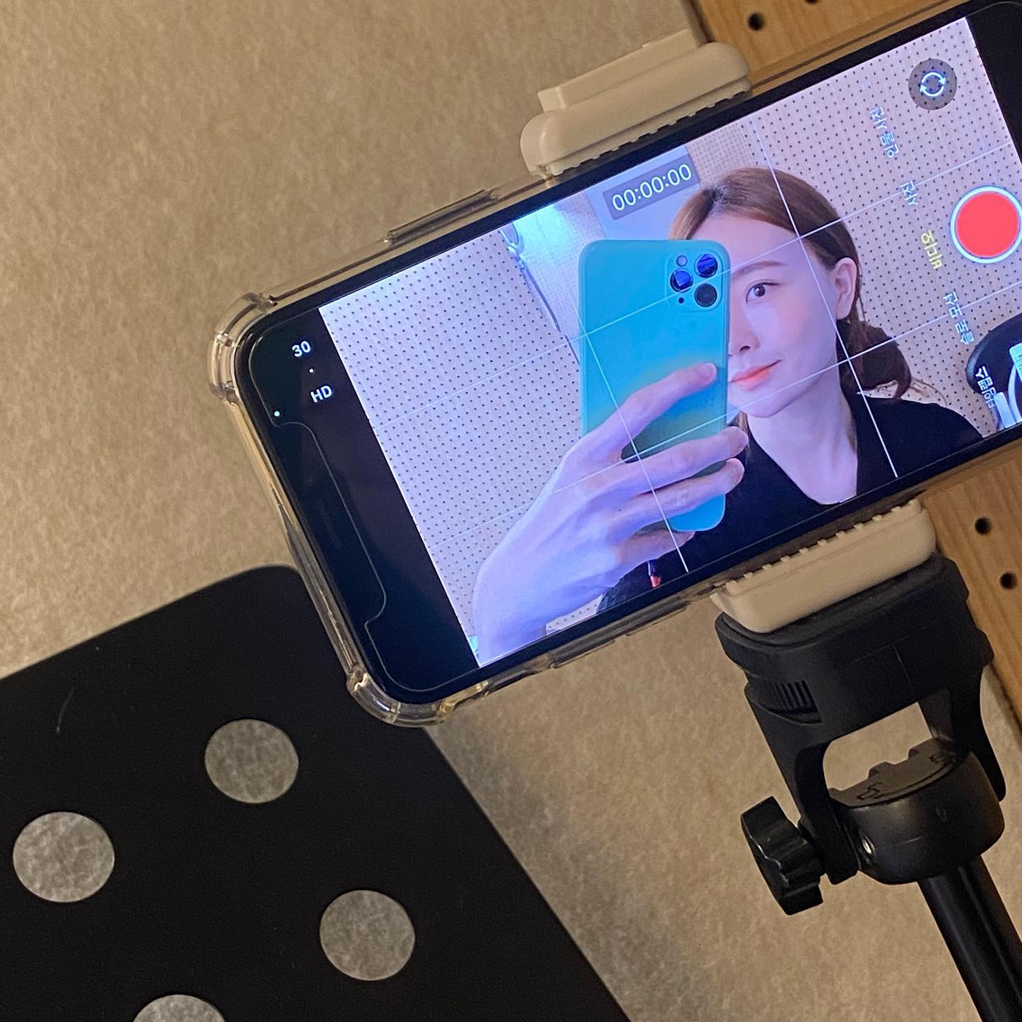 🎥
아무것도 하지 않고 온전히 연기하는데에만 
집중할 수 있었다면
내가 아직도 이렇게 작은 연습실에서 
아둥바둥하고 있을까를 
쫓기듯이 연습실에 올 때마다 가슴깊이 느낀다.
하루빨리 나에게도 좋은날이 찾아오기를.
나의 생각이 더이상 피폐하지 않고 건강해지기를.

#날이흐리니까 #생각이깊어지네 #아휴