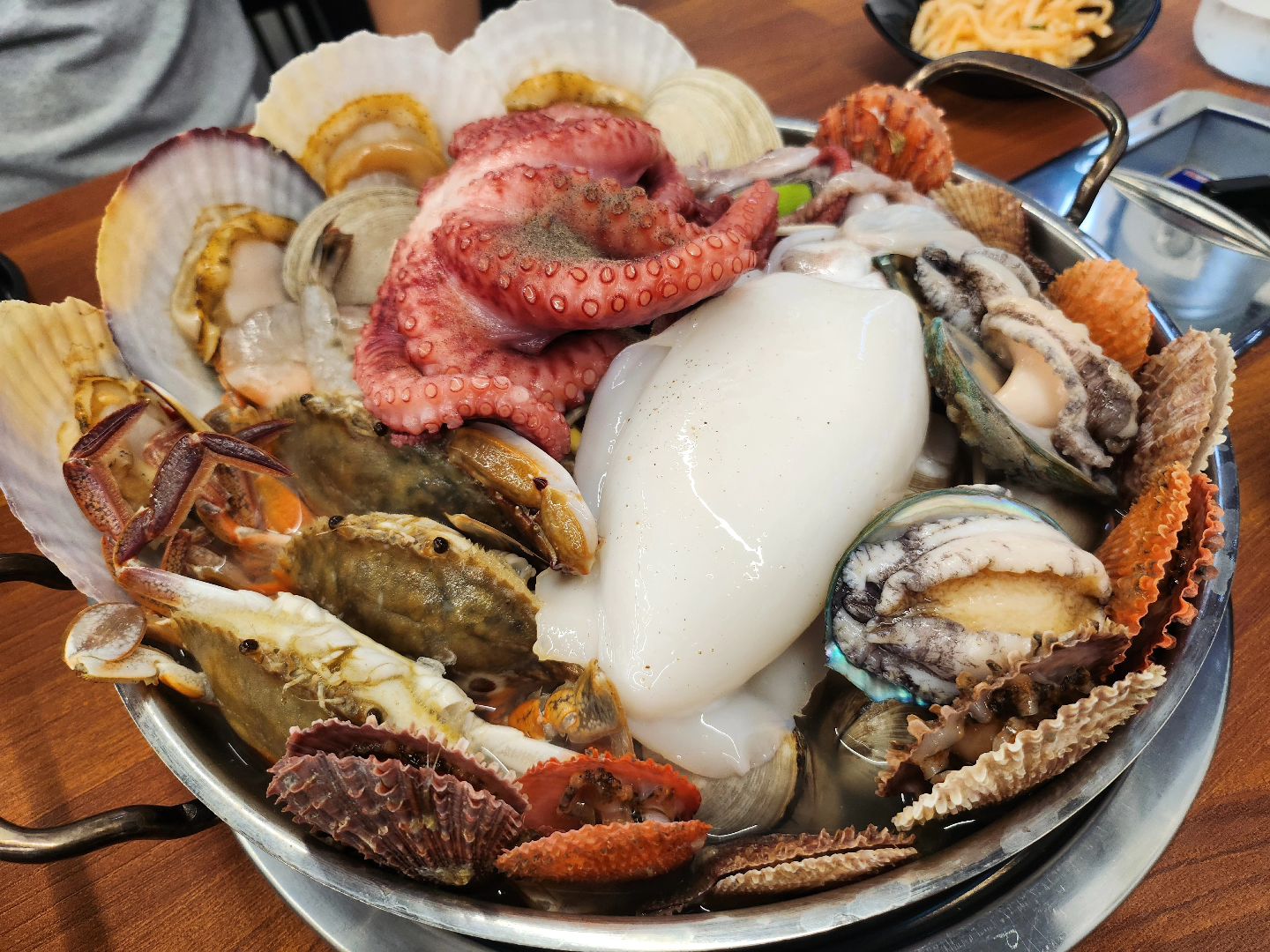 해물은 살 안찌자냐
소주가2천원인건 단골되라는
사장님의 마법😉 미쳐따리💜