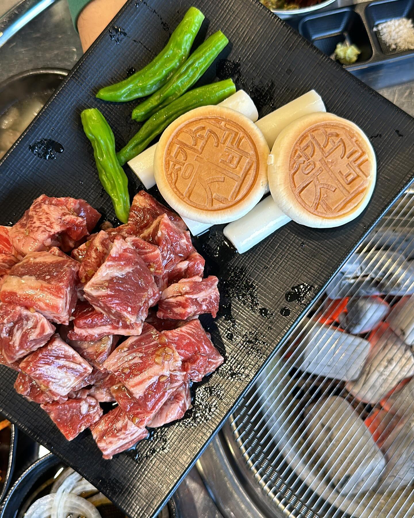 #협찬 
장기동 먹자골목 소갈비 맛집 #장기진소갈비 💗

외부 내부 깔끔한 인테리어와 
넓고 테이블도 많아서 단체모임이나 회식장소로 최고👍

튼튼한 기본찬이 먼저 준비되었고 
다양한소금, 버터, 수제 마늘소스, 파김치 등등
고기와 넘무 잘 어울리는 것들만 나와서 더 좋았던✨

빵떡 갈비살은 양념된 갈비살+빵+떡이 같이 나왔는데
꽈리고추, 버터도 주셔서 같이 구워먹을 수 있어유🫶🏻
다 구워지면 설탕에 찍어먹는데 진짜 댕존맛ㅜㅜ
사장님 완전 맛잘알 아니시냐구요😂

확실히 고기도 미국 최고 품종인 블랙앵거스(흑소)를 
사용하셔서 맛과 가성비의 완벽한 조합까지 🙌🏻
입에서 아주 그냥 살살 녹았고 양념소스도 꿀맛탱!

친절하신 사장님과 직원분들 께서 
맛있게 먹는 법도 상세하게 설명 해주시고
폴라로이드 사진도 찍어주시고 매장에 걸어두셔서
추억 남기기도 짱 좋았던 곳🥰

고기가 듬뿍 들어가 담백한 된찌와 밥으로
깔끔하게 마무리까지 〰️

과일숙성 양념된 La갈비도 엄청 맛있다던데
다음에 또 먹으러 가야디이🙏🏻

장기동에서 가성비와 맛까지 완~벽한 
소갈비 집을 찾는다면 무조건 여기로🖤

📍 대구시 달서구 대명천로 286 
⏰ 매일 16:00 - 24:00 (L.O 23:30)
🚗 주차 불가 (본리2공영주차장 이용 가능)

#달서구맛집 #가성비와가심비 #단체회식모임 #장기동맛집 #대구소갈비 #달서구소갈비 #장기동고기집 #장기소갈비 #장기동먹자골목 #대구소고기맛집