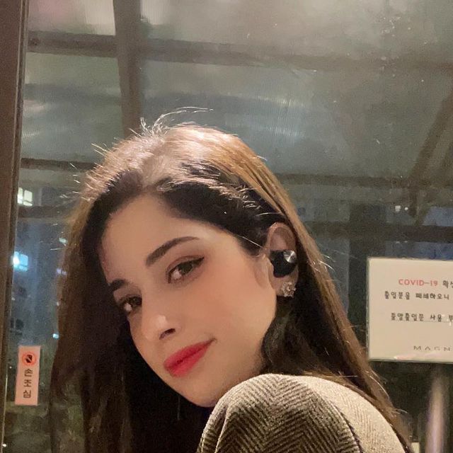  🌺Hajar Akoubi || 이하리🌺 on Instagram‎: "#협찬 #광고 #ad 🥀
—————————————————————
* تتميز سوديو تي2 بخاصية الإلغاء النشط للضجيج 
سواء كنت مِمَنْ يستخدمون السماعة في وضع الثبات أو أثناء التحرك، فإن السماعة مقاومة للتعرق ببطارية تدوم لمدة ٣٥ ساعة مع علبة الشحن

* يمكنك شحن السماعة شحنة سريعة لمدة عشر دقائق فقط واستمتع باستخدامها لمدة ساعتين

* تتوفر ب4 الوان الاخضر الفاتح, الرملي, الأسود والأبيض 

* تتميز كل سماعة أذن لسوديو تي٢ بميكروفون ثنائية التشكيل ، ميكروفون واحد موجه للخارج لالتقاط البيئة المحيطة

كود الخصم: HAJAR2021
—————————————————————
•
•
•
•
•
•
•
•
•
•
•
#كوريا #كوريا_الجنوبية #كيبوب #المغرب #السعودية #الجزائر #العراق #مصر #الجيش_الكيبوبي #كيبوبيات #كيدراما #كوري #اكسبلور  #مغربية_حرة 
#ulzzang #lifeinkorea #koreablog #koreanlife #koreanculture #koreanfashion #koreanfood #korean #korea #model #bts #army"‎