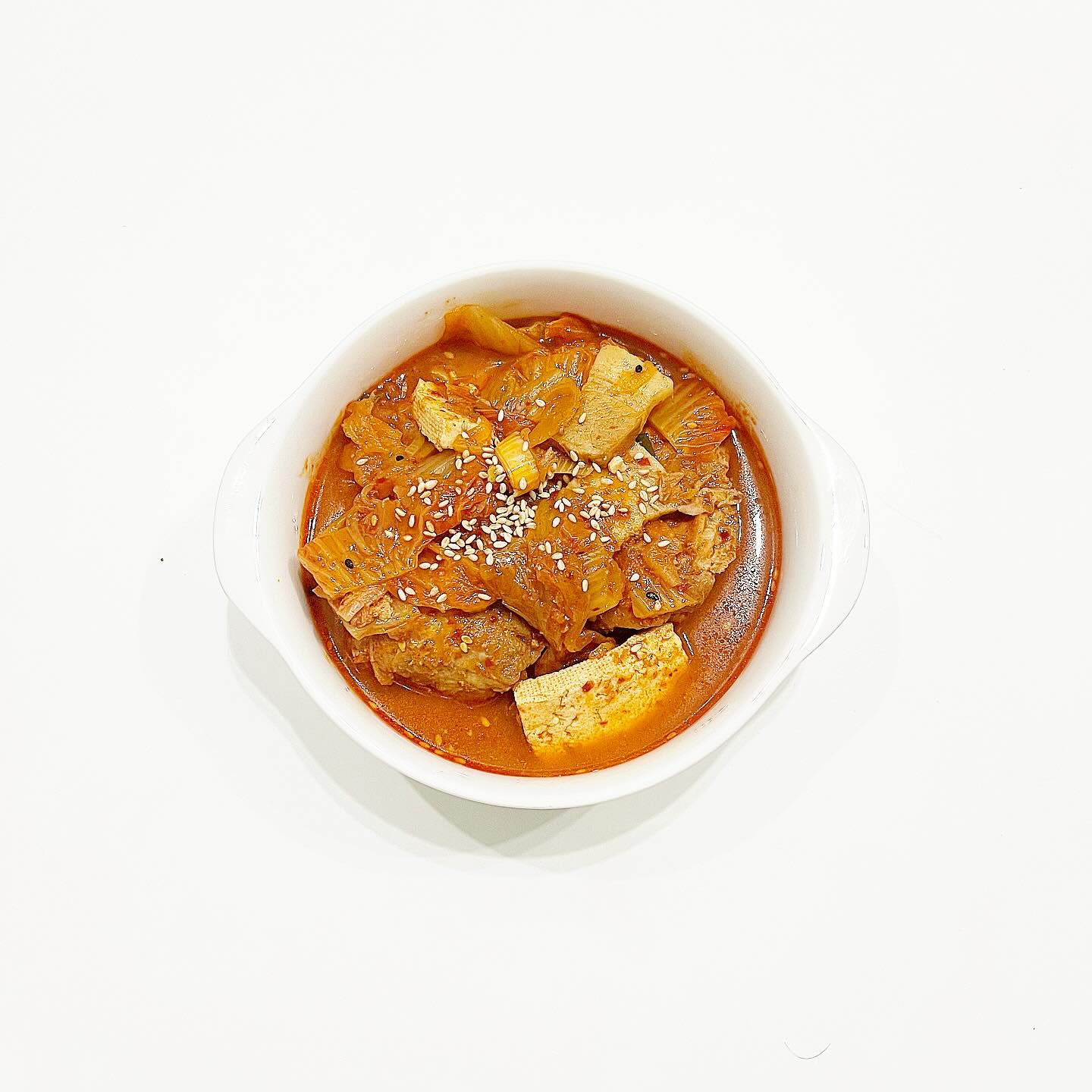 #제품협찬 📍더미식 사골곰탕 김치찌개

사골곰탕은 집에 쟁여놓으면 만능 국물 베이스..🥹
더미식 사골곰탕으로 얼큰한 김치찌개 만들었어요
진한 한우 사골곰탕 덕분에 깊은 맛을 낼 수 있답니댜

실온보관이라 보관도 편한 요리치트키 더미식 사골곰탕!!
뽀얀 사골국물은 그냥 데워서 소금 후추 살짝 뿌려
흰쌀밥에 말아 먹어도 든든한 한 끼 식사였어요🤍🤍

themishik_official 

#더미식국물요리 #국물맛집 #the미식국물요리 #더미식사골곰탕 #사골곰탕 #홈쿡 #집밥 #온더테이블 #초보요리 #밀키트 #레시피