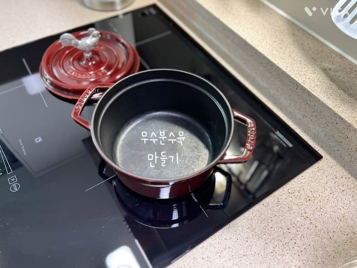 :)
.
언제 찍어둔건지도 까마득한 수육🥹
요똥도 스타우브만있으면 수육맛집 ssap가넝ꕀ𖤐

양파 사과 깔아주고 된장소스(된장+마늘+맛술+후추)발라서 넣고 월계수잎 두어장이면 끝🫶

무수분수육이지만 걱정된다! 싶으면 물 사알짝😘

중약불에서 40분에서 1시간 올려두면 완성 🚫뚜껑열기금지🚫
.
.
.
#무수분수육
#스타우브꼬꼬떼