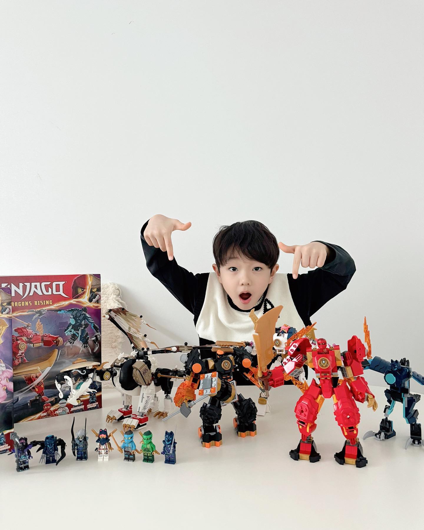 #광고 #레고

* 레고코리아에서 제품을 지원받아
제작된 콘텐츠 입니다

아이들 레고 정말 좋아하죠 ?

정우도 항상 갖고 싶은걸 물으면
고민없이 레고 ! 라고 답해요 😊

2024년 신제품으로
닌자고레고가 출시되어
정우가 만나봤어요 !

평소 레고를 자주접했던 정우가
스스로 충분히 만들 수 있는 난이도로
초저학년 아이들이 가지고 놀기에
딱 좋겠구나 싶었네요 ~

LEGO Builder
앱을 이용하면 
더 흥미롭고 쉽게 조립할 수 있답니다 .

로봇끼리 브릭을 섞어
믹스 & 매치가 가능하여
나만의 캐릭터를 
스스로 만들어볼 수 있어서 
너무 좋더라구요 

이번주말 뭐하지 고민이세요 ?
아이와 함께
닌자고를 레고로 만나보세요 '◡'❤︎

🏷 레고닌자고

- 71806 콜의 엘리멘탈 어스 로봇
- 71807 소라의 엘리멘탈 테크 로봇
- 71808 카이의 엘리멘탈 파이어 로봇
- 71809 마스터 드래곤 에갈트

#레고코리아 #레고닌자고 #8세남아선물
#9세장난감 #초등남아선물 #로봇장난감
#로봇조립 #남자초등학생선물 #아들이랑놀기
#콜의엘리멘탈어스로봇 
#소라의엘리멘탈테크로봇 
#카이의엘리멘탈파이어로봇 
#마스터드래곤에갈트