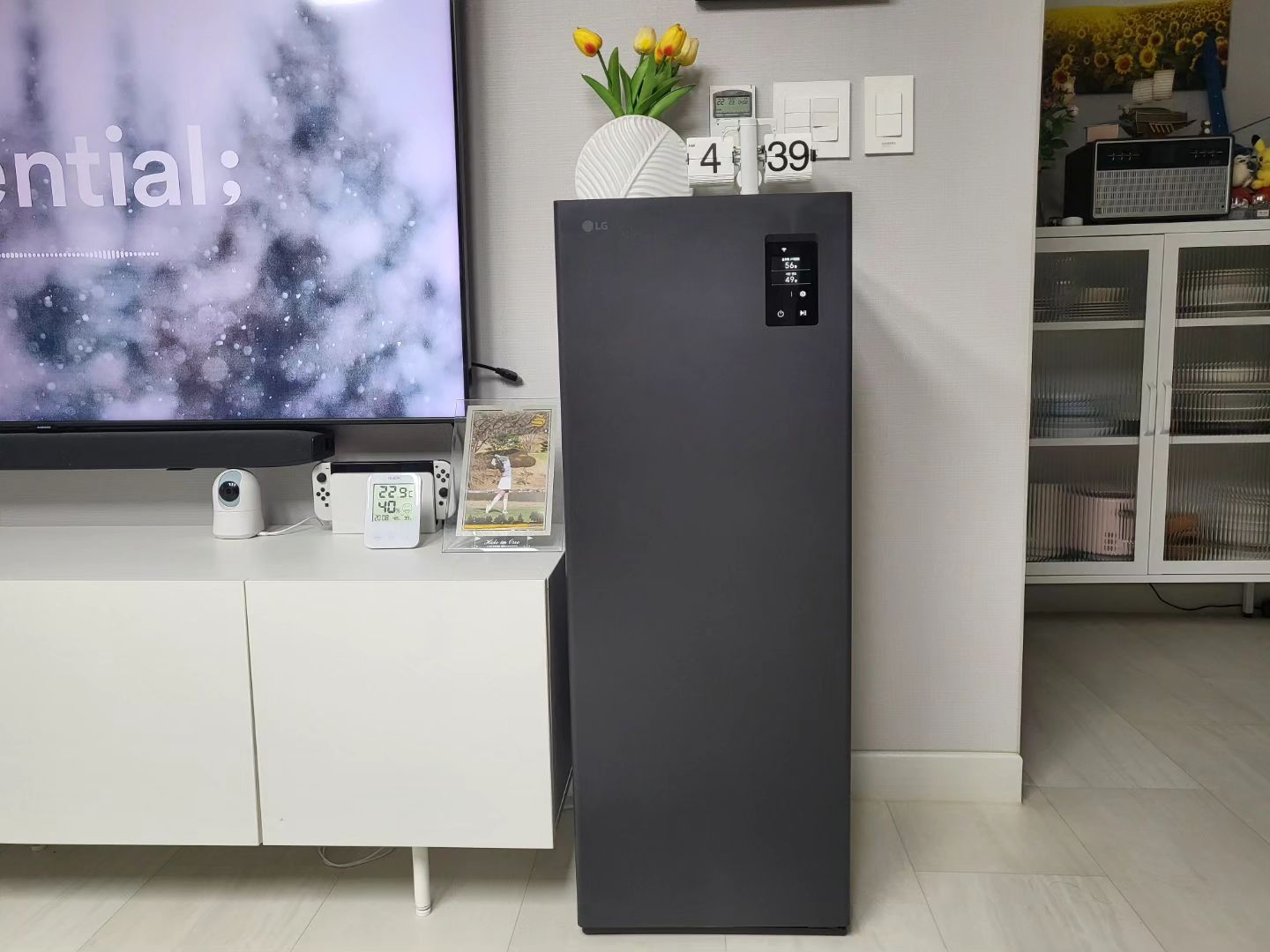 #광고 #LG전자 lglectronics_kr 

#LG전자 #LG트롬건조기 #LG트롬오브제컬렉션건조기 #트롬패밀리 
#LG슈케어 #LG스타일러오브제컬렉션슈케어 #겨울의류관리 #신발관리기 #히트펌프건조방식 #듀얼인버터히트펌프​

신발은 사람의 얼굴이나 마찬가지죠!

의류뿐만 아니라 신발도 스타일링하여

가벼운 발걸음으로 점점 앞으로 질 좋고 행복한 삶을 유지 할 수 있습니다.

다양한 종류 소재를 동시에 관리 하는 LG 스타일러 오브제컬렉션 슈케어의 듀얼케어 모드는 상칸과 하칸을 따로 사용할 수 있어 다양한 종류/소재의 신발을 동시에 개별관리는 기본이고 한 쪽만 사용도 가능해 에너지 절약까지 가능하답니다.

다양하게 빠르게 급속 스타일링 코스는 물론

관리가 힘든 가죽/ 스웨이드 스타일링 코스, 땀 냄새 잡는 골프화/ 축구화 스타일링 코스 등 10가지 맞춤 코스를 이용할 수 있어요

신발 종류와 소재에 따라 트루스팀 분사량을 정밀 제어해 손상 걱정없이 국내 최다 세균 4종 / 곰팡이 1종 / 바이러스 11종이 살균 가능하며 표면에 미세한 구멍이 많은 화산석 성분의 제오드라이 필터를 적용하여 신발 수축 걱정없이 3시간 반만에 젖은 신발이 건조가 가능하다는 점!

특히 LG 트롬 오브제컬렉션 건조기는

DD모터를 활용한 6모션의 섬세함으로 의류가 줄어드는 가장 큰 원인 중 하나인 건조통 내부에서 의류가 떨어지는 물리적 충격을 줄여 옷이 줄어드는 것을 방지해요! 

습기만 제거하는 인버터 히트펌프의 저온건조 방식으로 높은 에너지효율로 건조하는 방법으로 역시 LG 트롬 오브제컬렉션 건조기답게 냉매를 순환시켜 발생한 열을 활용해 고온 발생 없이 약 50도씨 저온으로 옷감의 습기를 제거 하고

상황에 따라 효율적으로 작동하도록 모터의 

속도 조절까지 가능한 인버터 히트펌프랍니다.

겨울철 관리하기 어려웠던 의류, 침구류, 신발까지!  LG 건조기 & 슈케어로 더욱 섬세하고 편리하게 관리해 보세요~

  

* LG전자 제품 구매 시 공식 홈페이지(LEG.COM), 온라인 인증점 및 오프라인 공식 판매처를 확인하세요.