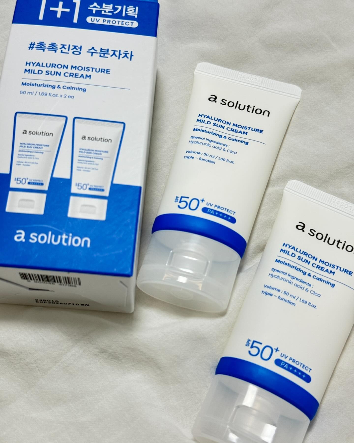 #제품제공 AK Lover 제품지원
asolution_official
순하고 끈적임 없는 남녀노소 
촉촉진정 저자극 데일리 수분 선크림
에이솔루션 히알루론 수분 마일드 선크림🫧

남녀노소 온 가족이 사용가능한 저자극 포뮬러로
수분 에센스 제형의 촉촉한 사용감을 가지고 있어용!
히알루론산과 시키가 함유되어 있어
건성이거나 민감성 피부에도 쓰기 적합합니다👍🏻

저는 매일 수분 에센스 대신에 요걸 바르는데요,
촉촉함이 살아있어 에센스 대신으로도 좋더라구요😌

촉촉하다고해서 번들거리지 않아요 !
에이솔루션 히알루론 수분 마일드 선크림은
보습 성분을 수분 젤안에 가두는 기술로 
번들거림 없이 산뜻하게 마무리 된답니다:)

현재 에이솔루션 공식스토어에서
1+1에 폼클렌징까지 증정하다니
이건 쟁여야해 !!😌👍🏻

* 2024년 4월 23일 기준 행사입니다.

나의 데일리 선크림은
에이솔루션 히알루론 수분 마일드 선크림으로
정해보세요!🙋🏻‍♀️

#에이솔루션 #선크림추천 #선크림필수 #수분선크림 #저자극선크림 #히알루론선크림 #수분진정선크림 #히알루론 #촉촉한선크림 #진정선크림 #AKLover
#선크림 #자외선차단 #저자극 #피부진정 #진정 #촉촉 #motd #kbeauty