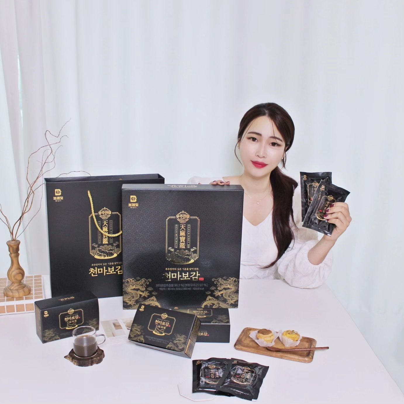 #협찬
.
스트레스와 피로가 많은 요즘,!!
기억력도 부족하고 기력도 딸려 명품 무주천마를 깊고 진하게 달인 천마진액
천마보감 챙겨 먹고 있답니다:D
.
천마의 영양성분을 극대화 하는 저온추출공법으로
대한민국 명품 무주천마만을 사용하였다고해요~!
고산지대의 기후와 청정지역에서 까다로운 성장조건 생육 가능한 천연식물 천마, 지리적표시제 획득한 무주천마,!!
.
천마와 궁합이 좋은 황질, 당귀, 천궁, 매실청과 최적의 배합으로 달여
부주산 사과농축액으로 부드럽고 깔끔한 단맛까지 담아
언제 어디서나 간편하게 하루 한 포 챙겨 마시지요👍🏻
.
KBS 일일드라마 ‘우아한제국’ 보는데 제가 챙겨 먹는 천마보감이 나오더라구요ㅎㅎ
고급스러운 패키지로 선물하기에도 좋아 보여 이번에 부모님 선물로 더 챙겨 봐야겠어요:)
구매는 초록창에 ‘천마보감’ 검색하면 구매 가능하니 고고해보아요
.
.
.
mujuchunma
#브레잇 #천마보감 #브레잇천마보감 #우아한제국 #선물추천 #부모님선물 #무주천마 #무주천마사업단 #천마즙 #천마진액 #명절선물 #엄마선물 #아빠선물 #할머니선물 #아들선물 #딸선물 #동의보감 #천마효능 #어버이날 #스승의날 #신주경 #서희재 #장기윤 #재클린