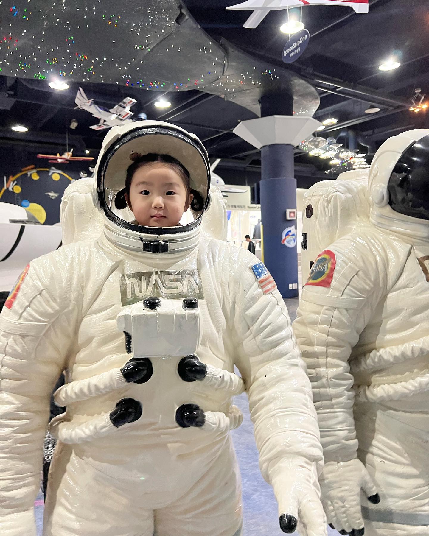 .
우주 체험 가자~~~ 🚀.
우주선타고 슝~~ 우주선 올라갔다 내려오는데 연서 너무 좋아해서 두번탔어요 ㅋㅋ 좋아서 발 바둥바둥 연서 꺄악 소리 ㅋㅋㅋ .
우주기차도 두번~~ ✌️ .
사람 많지만 줄도 길지 않고 주말에 가서 놀기 좋았던 곳 🥰.
포토존도 놓치지 않을꺼얌 ㅎㅎ .
한번쯤 꼭 와볼만한 곳~~ .
아이가 우주와 과학에 관심이 많다면 꼭 와야하는 곳 .
주말에 갈 곳 찾으시면 하루 꽉 채워 놀기 추천😁 .
썰매도 꽤 높아서 너무 어린 아이들 보다는 
만3세 이상 되면 더 즐겁게 놀 것 같아여 :) .
연서도 썰매 빠르다고 무섭다고 엄마가 세게 밀어서 반칙이라고 최소10번 이상 말했어요 ㅋㅋㅋ  잊어줘~~~.
여름에는 물놀이도 있던데 다시 한번 꼭 가보자 😊 .
.
.
#아이와가볼만한곳