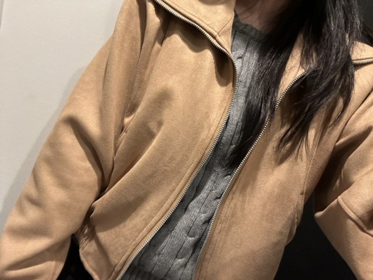[비바브라운] 커브드 숏 스웨이드 자켓 카멜 색상