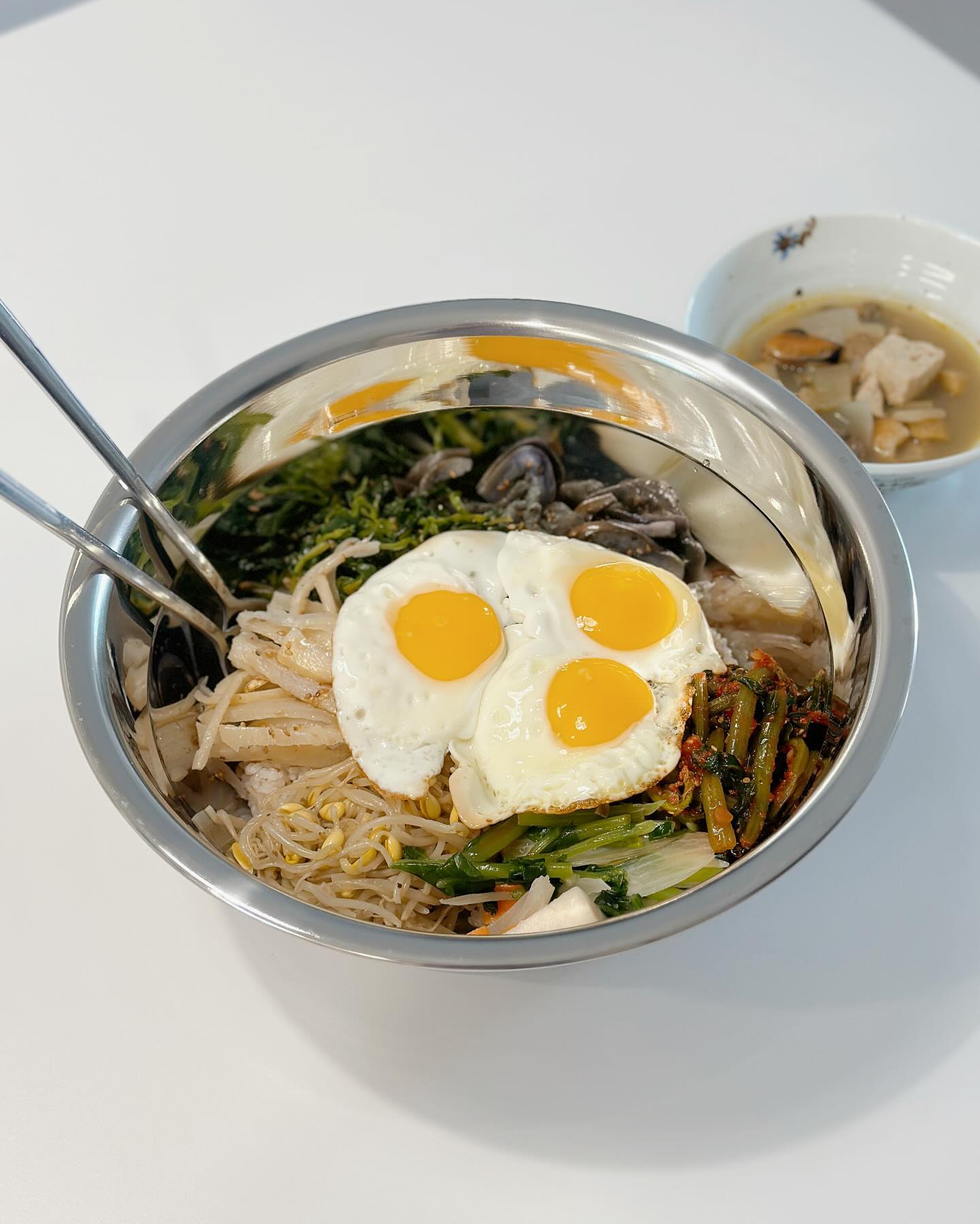 #주말 #점심메뉴 #집밥

아점으로 먹은 #나물비빔밥 입니다!
저녁에는 친구부부가 집에 놀러와서 아점은 간단하게 먹었어요
역시 비빔밥은 양푼이가 최고인 것 같아요ㅎㅎ
 
 
._.