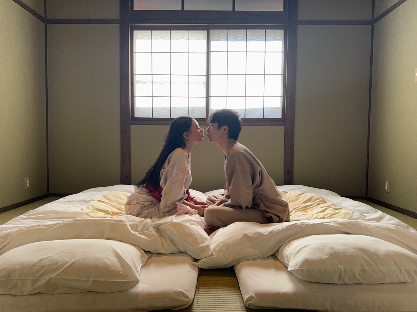 👩‍❤️‍💋‍👨
