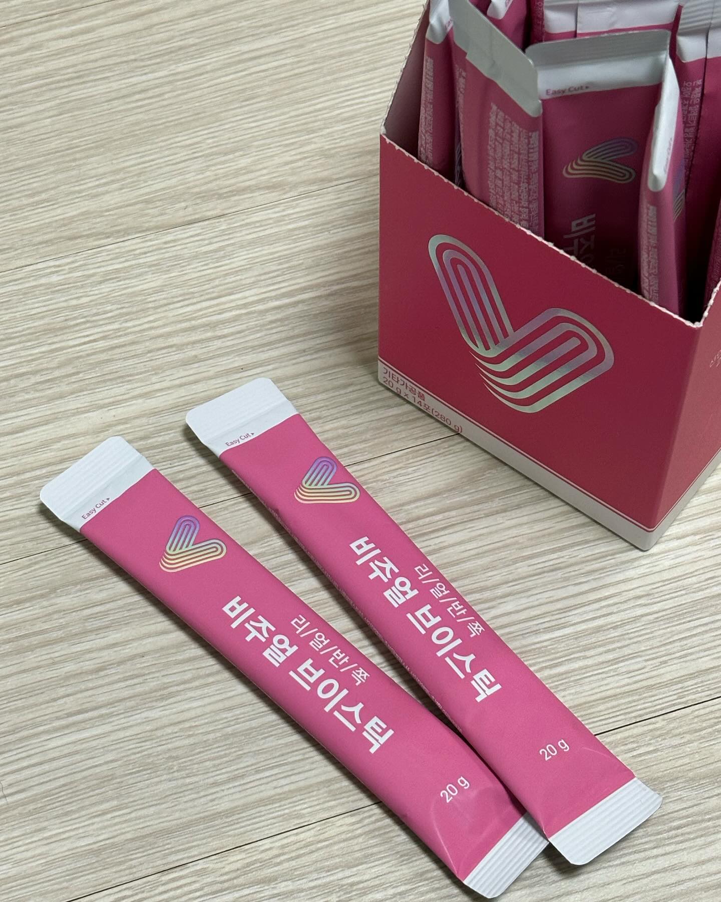 #광고
얼굴 라인 관리는 #브이스틱 으로 🩷

선인장 열매, 세렌조 오렌지 추출물로 
간편하고 맛있게 관리가 가능한
쫀득쫀득한 젤리 타입 스틱입니다

한 포면 야식, 폭식해도 다음 날 붓기 걱정 없어요 !

🎁공식 홈페이지 구매혜택
1 신규회원 5천원+10%추가 할인 쿠폰
2 프로폴리스 1개 증정

🔗구매는 프로필 링크
✔️2박스 정가 56,000원 / 공동구매 특가 40,800원 27%세일
✔️4박스 정가 112,000원 / 공동구매 특가 79,900원 29%세일
.
.
.
#셀몰 #V_STICK #TOP배우픽 #라인관리템 #브이라인 #젤리타입 #쫀득탱탱 #간편하게 #비주얼스틱 #하루한포 #이너뷰티 #셀프케어 #라인케어 #짠음식 #짠거 #성형관리
#성형후관리 #붓기 #잉여수분제거 #다이어트꿀템 #뷰티템 #자기전에한포 #붓기관리템 #붓기빨리빼는법