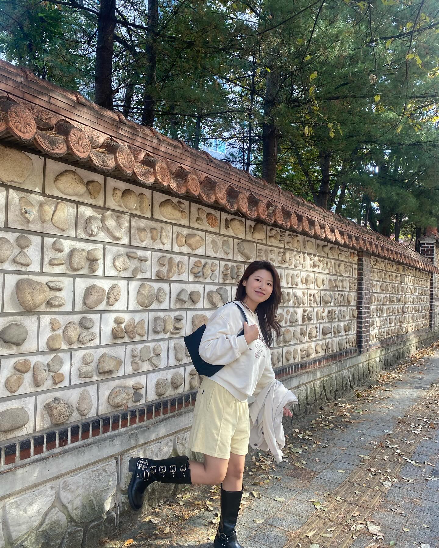 근 3년간 이맘쯤 낙엽을 보지 못하고 프랑스로 항상 출국을 했다. 오랜만에 한국의 가을을 봐서인가 이국적으로 느껴진 올해 가을이였다. 노력하고 이뤄내고 실패하고 많은 것들이 빠르게 지나가는 중이다 이러다 곧 겨울이 오겠지 🍂🤚🤔