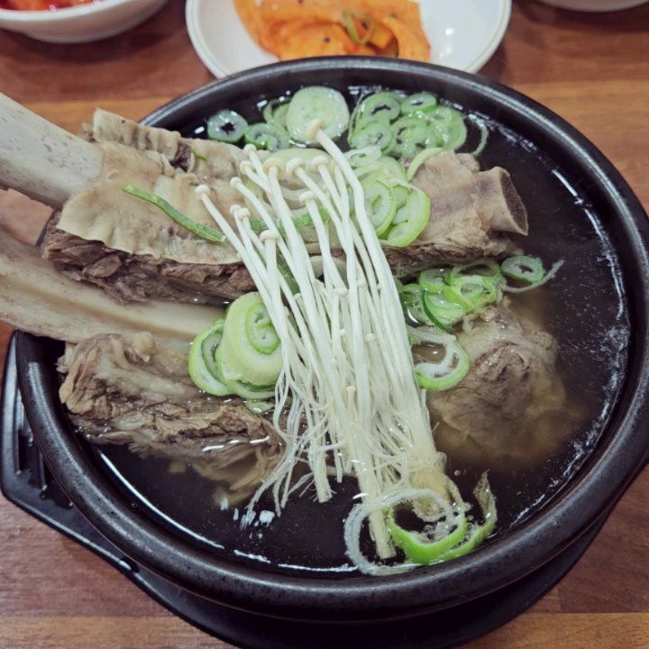 bigpig10000 🚩오행자

🐷춥고 쌀쌀해진 요즘 뜨끈한 국물이 생각날 때 꼭 찾는 왕갈비탕 맛집 소개합니다 꿀꿀 🐖

🐷친구 추천으로 가게 된 광주 월산동 맛집 오행자입니다^^ 왕갈비탕 대표 메뉴이고 갈비전골, 삼계탕 등 사나이 가슴까지 뜨거워지는 국물 메뉴들 포진해 있습니다 꿀꿀 🐖

🐷왕갈비탕은 무지막지하게 큰 갈비대 2개나 들어 있습니다 꿀꿀 🐖 국물 맛도 기가 막혀서 뚝배기 무조건 올클리어입니다 꿀꿀 🐖 

🐷주택을 카페처럼 개조해서 이색적이고 이런곳에서 데이트 약속 잡으면 센스있다는 소리 꼭 듣습니다 꿀꿀 🐖 

✔️상호 : 오행자
✔️주소 : 광주 남구 군분로 161-1 1층
✔️전화 : 0507-1379-1083
✔️영업시간 : 매일 11시 ~ 23시

🐷추천메뉴
왕갈비탕 16,000원

#협찬#광주월산동맛집#월산동맛집#광주남구맛집#광주갈비탕#왕갈비탕맛집#광주현지인맛집