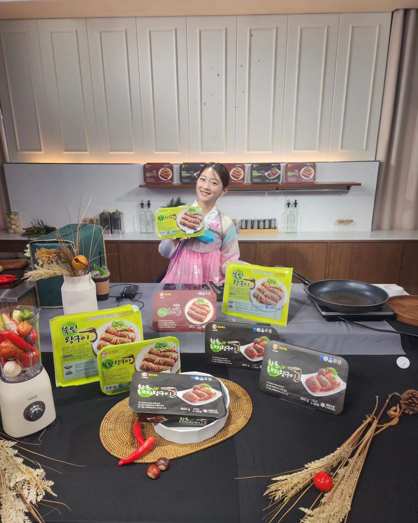 #오래푸드X스마트푸드랩

리뷰 7천개가 넘는 쑥잎왕갈비 
추석선물세트 방송 ❤️ 
푸드전문 대행사 스마트푸드랩과
함께라면 👍

명절답게 우리 쇼호스트 한복도 이쁘고
VMD도 이쁘게 잘됐고
방송도 큰사고 없이 잘 마무리 끝났고

소니언니, 윤정씨 고생 많았어요🙆‍♀️
또 다치우고 나니까 같이 사진도 못찍었네😭

oraefood
#스마트푸드랩
#라이브커머스 #라이브커머스대행
#식품라이브커머스방송 
#식품전문라이브커머스
#푸드라이브커머스 #푸드전문라이브커머스