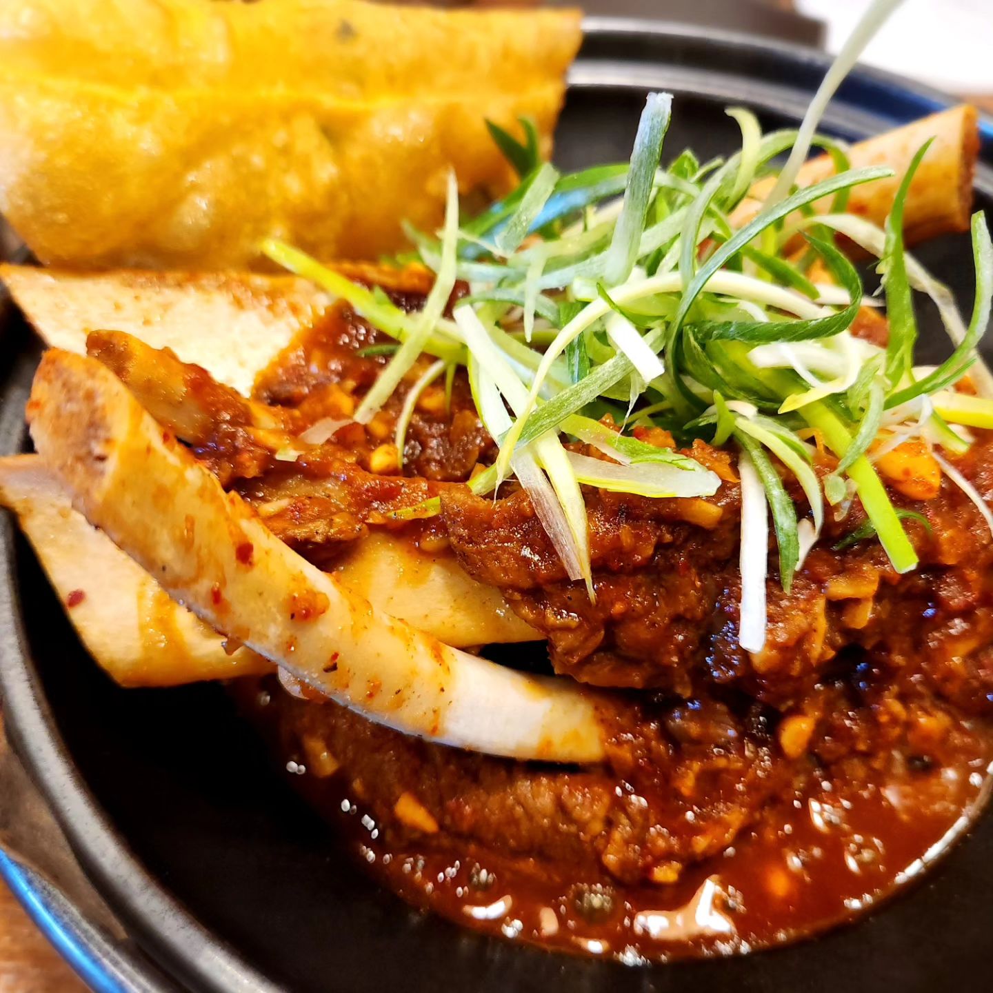 #협찬

울동네에 줄서서먹는 맛집 돼지갈비찜 맛집이 오픈했다고 해서 부모님과 함께 점심먹으러 다녀왔어요~

이미 소문자자한 맛집이라 웨이팅은  감수해야되는 곳이였어요~
그래도 가성비좋은 돼지갈비찜 맛집이라 웨이팅 참을 수 있죵~🫰
돼지갈비찜 주문시 (공기밥+채소+음료+우엉차)가 ￦13,000원이라니~
가격도 착한데 양도 엄청 푸짐하구요~~ 공기밥 음료가 먹을만큼 직접 담을 수 있어요!! 🫶

매운맛단계도조절주문가능하니 입맛에 맞게 주문하시면 되요~ 순한맛도 신라면 맵기 정도이니 참고 하시구요~
달달 짭쪼롬한 갈비만두🥟도 별미인데 요기 갈비탕🍖의 갈비도 장난아니에요~~강추합니당👍

🏷대구 북구 학정로 426 프라임빌딩 
🏷영업시간 11:30~21:30
🏷B.T 15:30 ~ 17:00[주말은x]
🏷전화번호 : 0507-1426-0728
🏷주차는 건물지하주차장 2시간 이용
OR 근처 공영주차장 이용
🏷포장.배달.예약 가능

*이글은 리뷰노트를 통하여 본 업체에서 제품 또는 서비스를 제공받아 작성된 글 입니다*

#칠곡3지구맛집 #대구북구맛집 #대구칠곡맛집 #대구칠곡3지구맛집 #갈비찜맛집 #줄서서먹는맛집 #거송갈비찜칠곡점 #대구동천동맛집 #대구칠곡돼지갈비찜맛집