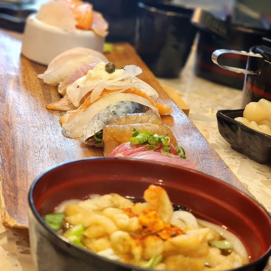오빠랑 같이 병원가는날 
맛집에서 데이트❤️

이날은 초밥이 너무먹고싶어서 
근처 초밥집 찾다가 맛집느낌이 물씬나서 가봤는데 
역시 맛집 !! 

🍣 회와 초밥, 돈코츠라멘, 사케동 

어쩜 이리 다 맛있는지.. 🥹
회 식감이 장난아니에요
쫄깃쫄깃
올해먹은 초밥중에 제일 맛있었어요 👍 

저 일주일사이에 또 갔어요 ㅋㅋㅋ

오빠 병원가는날엔 항상 초밥으로 결정 !!

#분당초밥#데이트코스#점심뭐먹지#동진초밥#분당구미동맛집