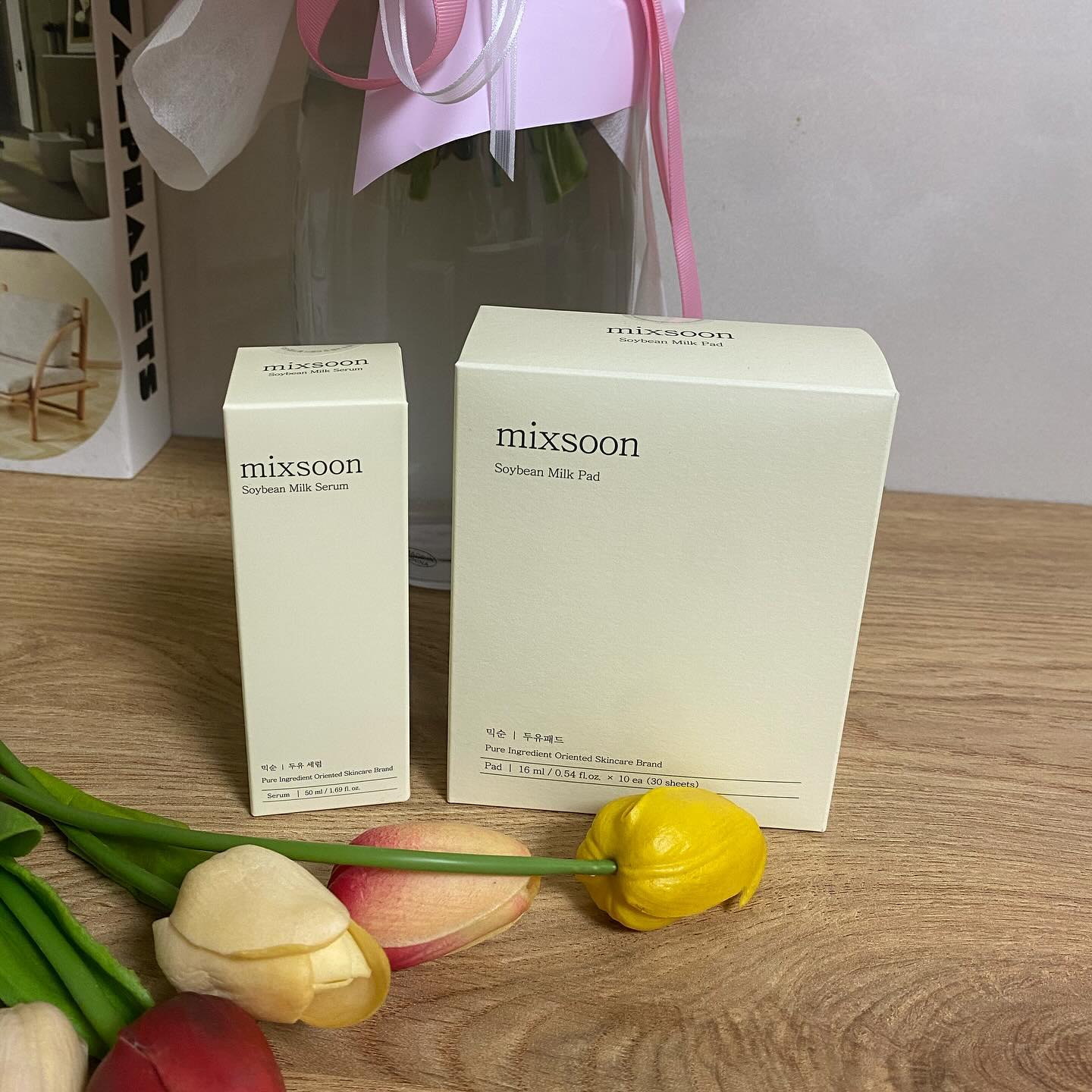 #협찬 환절기 보습제품 찾다가 알게된 믹순 올리브영 두유세럼&두유패드  mixsoon_official oliveyoung_official 써보게 되었습니다🌟

💟믹순 두유세럼은 밀도있는 백색의 세럼지형인데 촉촉하게 발리지만 흡수가 빨라 잔여감이 없어 산뜻하더라구요. 발표콩의 진하고 깊은 영양을 가득담아 72시간 발표 중 잘게 쪼개진 영양 입자가 피부를 촘촘하게 채워줍니다. 
전통 발효법을 적용한 특허 포뮬러의 검증된 보습력과 탁월한 잡티톤 케어 효과가 있습니다. 
바를수록 촉촉하고 피부가 빛나보여요🌟🌟
나노 입자의 세라마이드가 피부 깊숙이 흡수되어 푸석한 피부가 탱글해보기더라구요. 무려 100시간 유지되는 피부가 촉촉했어요. 비건 베이비 콜라겐을 함유하여 피부 밀도를 채우는 탄탄한 영양감!!
한국 비건 인증원으로 획득한 비건 인증 제품 

💟믹순 두유패드는  일반 패드와 대비해서 영양 수분을 배로 모금은 그랑 패드라 피부로 전달되는 유효 성분도 배로 많아요. 
스펀지 같은 다공성 패드라 뚝뚝 흐르지 않고 피부에 오롯이 전달됩니다. 
들뜸 없이 피부에 초밀착 되어서 영양 수분감을 남김없이 깊숙이 전달해주더라구요. 보습 뿐만 아니라 유수분 밸런스를 위한 피부 장벽과 진정케어까지. 
민감한 피부도 가능하도록 저자극 테스트 완료했어요. 건강한 피부와 유사한 미산성 스킨케어입니다. 위생적인 개별포장으로 휴대하기 간편해서 사무실에서, 운전하면서 등 언제 어디서나 간편하게 케어할 수 있어요. 

🎁끈적임이 없어 아침, 저녁 상관없이 사용 가능합니다.  환절기 보습관리에 좋은제품이예요. 믹순의 베스트 셀러인 두유세럼과 두유패드를 올리브영에서 만나볼 수 있습니다.

#믹순 #믹순기획세트 #올리브영기획세트 #올영세일 #콩에센스 #beanessense #glowskin