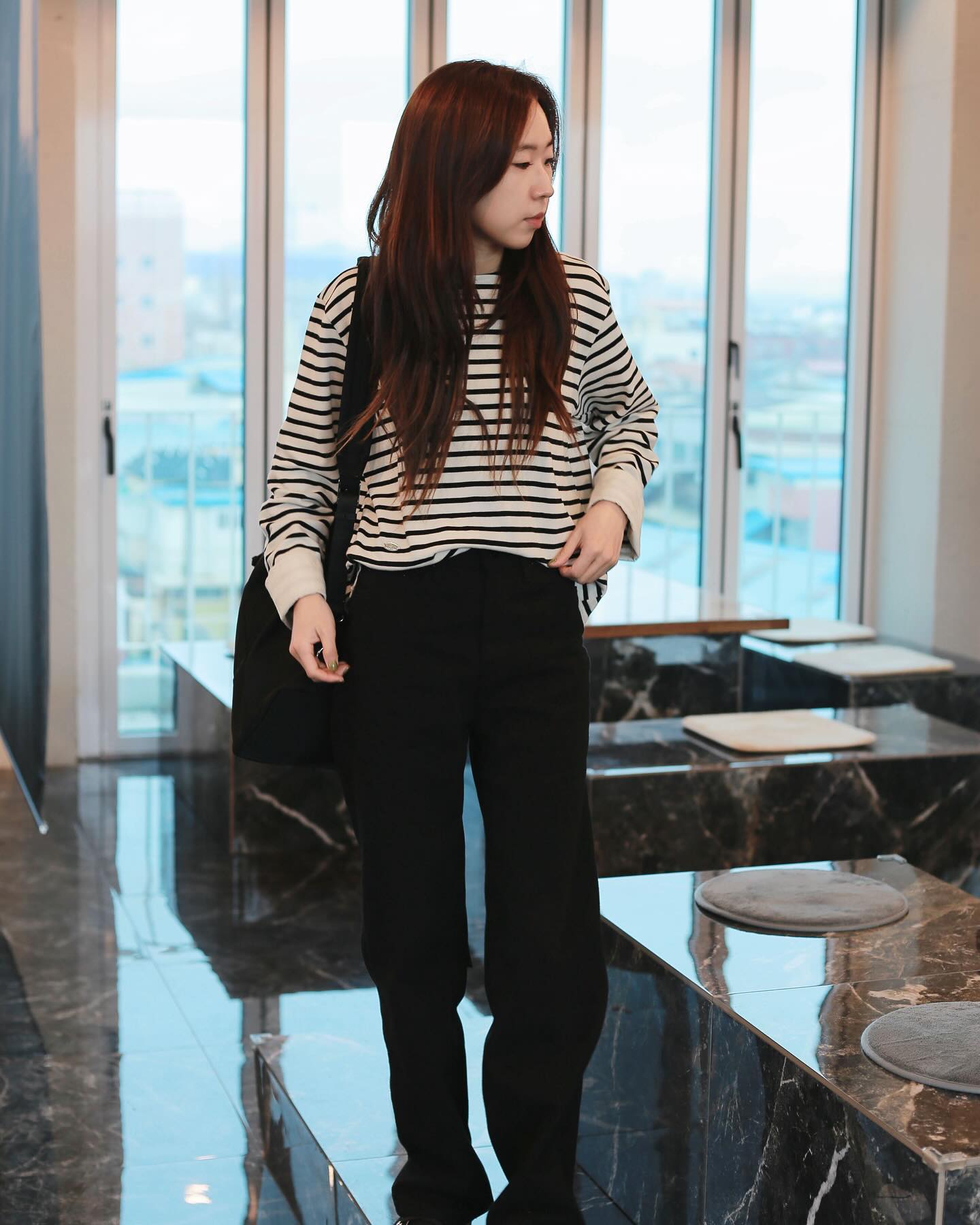 * Coloring stripe t-shirt
 ⠀⠀ 
햄복한 금요일🖤
휘뚤마뚤 스트라이프 티셔츠도 옷장 필수템이쥬😎
요 아이는 소매 배색이 매력적이라 흔하지 않고 넘 예뿐 아이에요🖤
 ⠀⠀ 
그나저나 요즘 밤마다 맥주를 벌컥벌컥 하고 잤더니
두통과 함께 맞이하는 아침..🥲
혹시 콤부차 맛있는거 아시는뷴 
추천해주세오..🫶🏻맥주 대신 마셔야겠어요😂
 ⠀⠀ 
 ⠀⠀ 
🏷️ top : 배색 단가라 티셔츠
🏷️ Bottom : 업뎃예정
 ⠀⠀