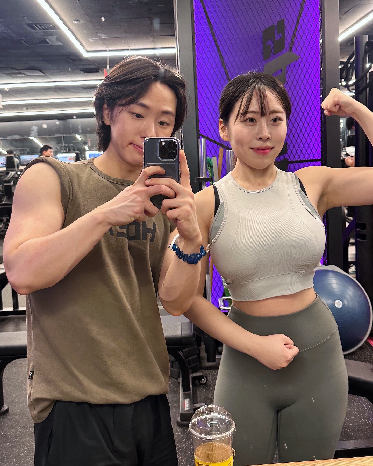 서로 열받게 하는데 아주 특출난
소질이 있음ㅋ 힘들게 만나는게 정말 힘들지만 언제해보냐
이런걸또~~(수명깎이는중^^~)
누나한테 잘해라 진짜(꽉깨문 이)