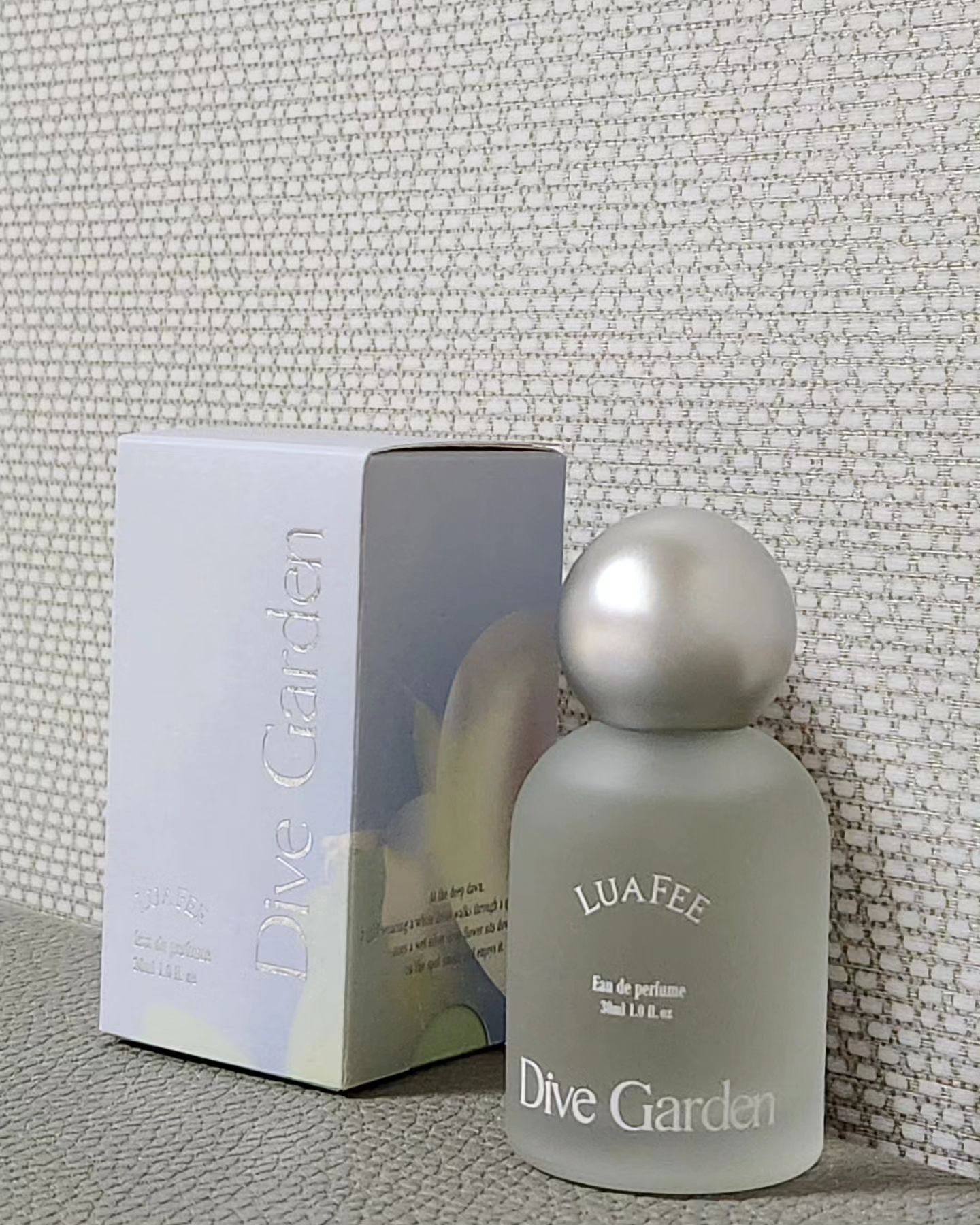 나만 알고싶은 향수가 생겼어요🤫

광고아니고 내돈내산 찐후기랍니다.

이건 진짜 협찬받고 싶은 아이템이네요!!

바로 루아페 다이브 가든인데요 ◡̎

폭닥한 이불 속 은은히 퍼지는 은방울꽃 향이예요.

다이브가든은 샤워를 막 끝내고 폭닥한 흰 이불 속에 뛰어들어가는 포근함에서영감을 받아 부드럽고 푹신한 비누 향취와 물기어린 은방울꽃 뉘앙스를 표현했어요.

Dive Garden creates a comfortable mood, asif you' ve just finished ashoxer and jumped into a fluffy white blanket, with the soft and flulfy scent ofsoap and the nuance of vet lily of the valley.

가벼우면서 싱그럽고 깨끗한 향이라 누구라도 안 좋아할 수 없는 향이랍니다.😍

다른 향도 주문해서 친구 선물했는데 너무 좋아하더라구요. 

오랜만에 맘에드는 향수를 찾아서 기분좋네요.

#루아페 #루아페다이브가든 #싱그런향수 #비누향향수 #데일리향수 #향수선물 #꽃향기 #봄향수추천 #여름향수추천 #luafee