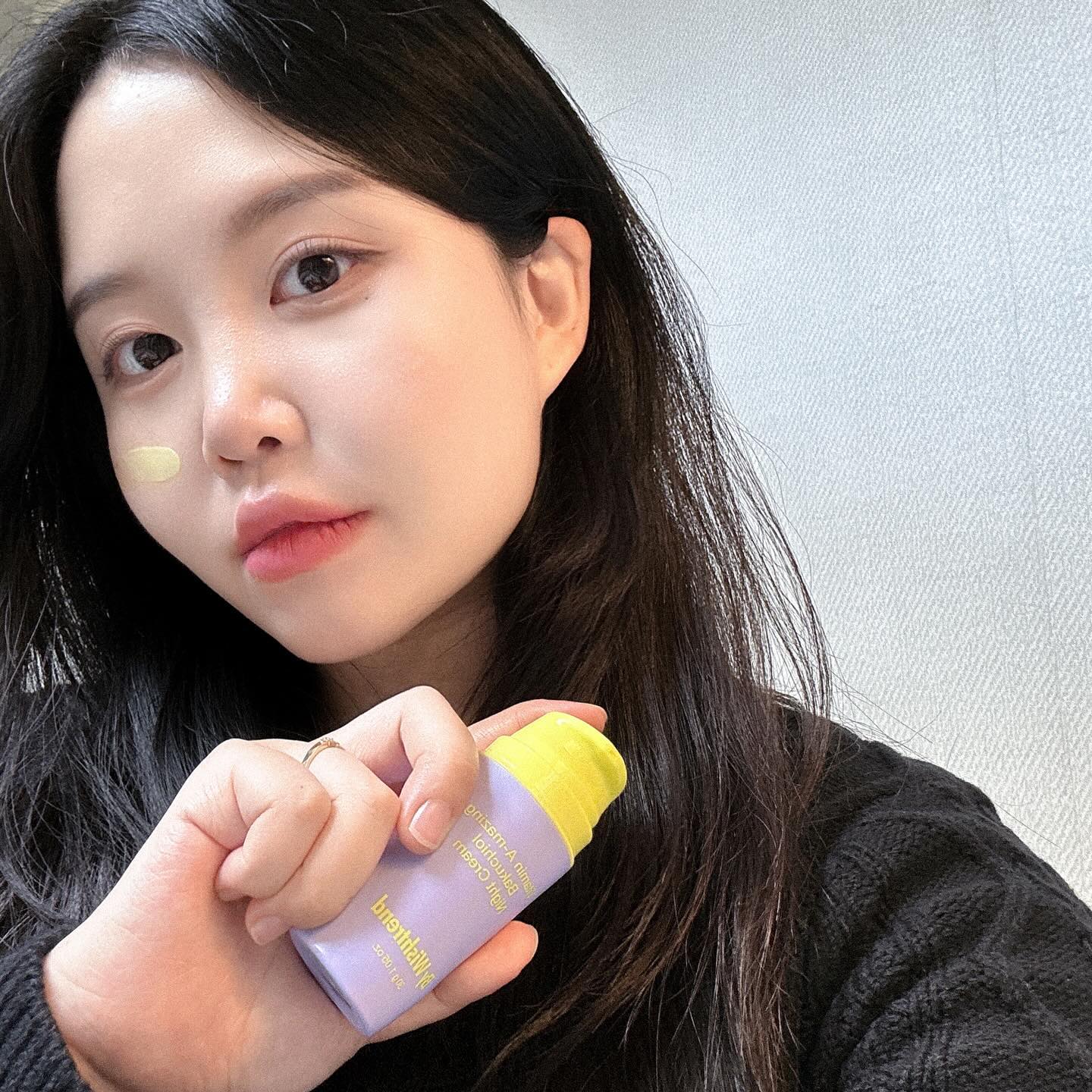 #제품제공 #광고 #협찬

24년도 첫 피드는 나의 나이트케어를 책임지고 있는 #바쿠치올크림 을 소개합니다✔️

부드러운 피부결을 중요하게 생각하는 저한테 딱 맞던 저자극 크림이었어요! 저자극 나이트케어 크림이다보니 요즘 같은 건조한 밤과 새벽사이 잠자는 동안 제 피부를 건강하게 책임져주고 있는 든든한 크림 덕에 피부 탄력도 지켜졌네요!🙌🏻

레티놀과 바쿠치올 성분에 비타민A까지!
좋은 성분 꽉꽉 눌러 담긴 #바이위시트렌드

#모공케어 #안티에이징 #레티놀 #나이트크림 #크림추천