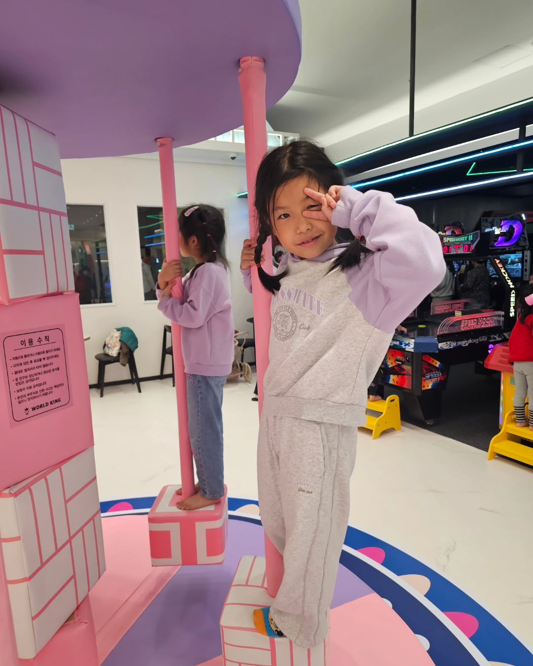 💜

간만에~ 조카랑 키카쪼인~
새로운 기구가 생겼네 ㅋㅋ😁😁
누나들은 간식뽑기도 열심히 하고 ㅋ
공룡러버는 대왕공을 만나서 즐거움ㅋㅋ
종일권으루 뿌시고가쟛👊💢

#부천키즈카페 #부천아이랑갈만한곳 #월드킹 #월드킹키즈카페 #상동키즈카페 #월드킹부천점 #키즈카페추천 #사남매 #주말 #일상
