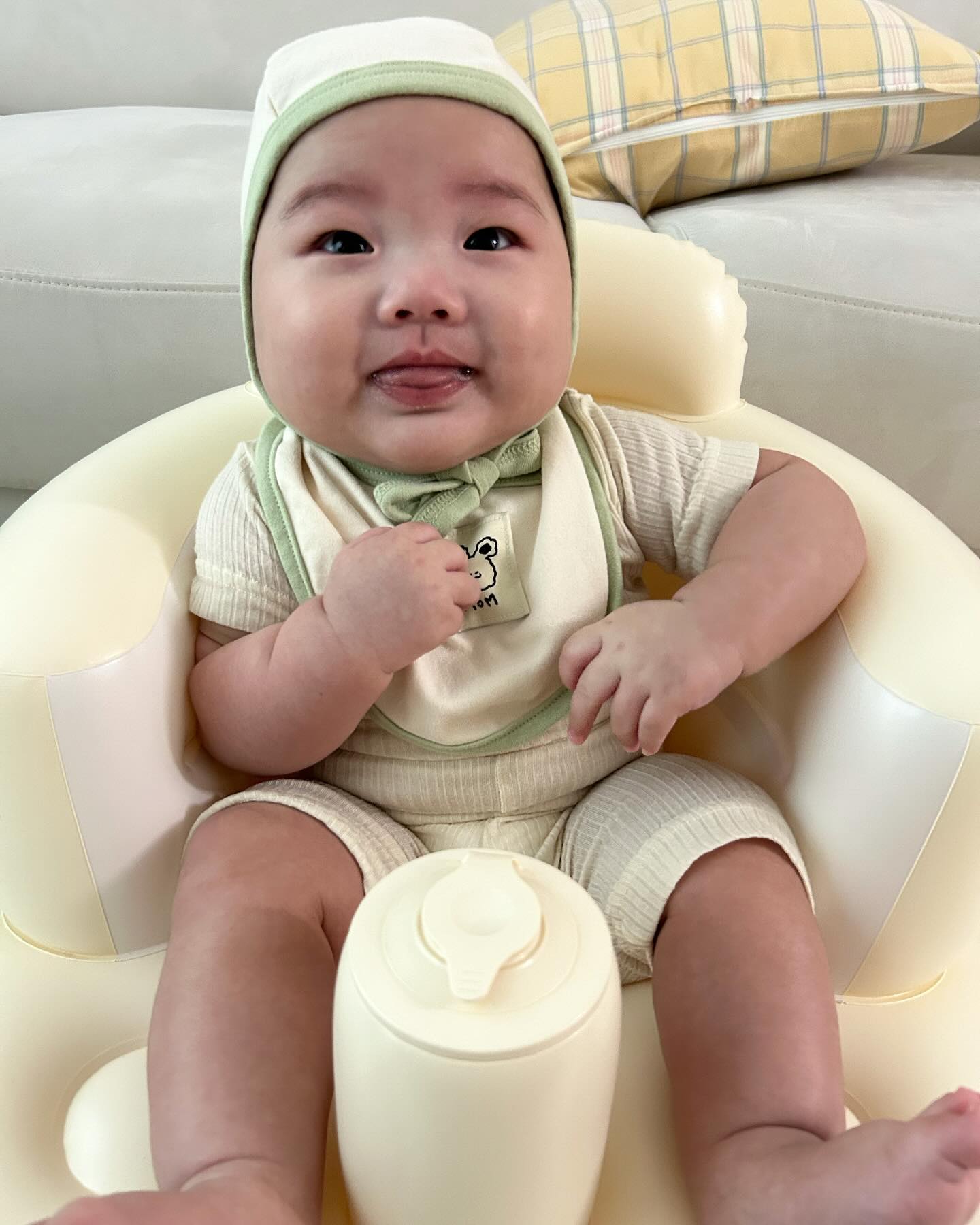 땡그리의 귀여움을 업시켜주는 
보넷&턱받이🤍💚🥝
엄마 취향저격 너무 귀여워🫠
.
.
#제품제공#유비맘
#턱받이#보넷
ubmom_closet 
ubmom_official