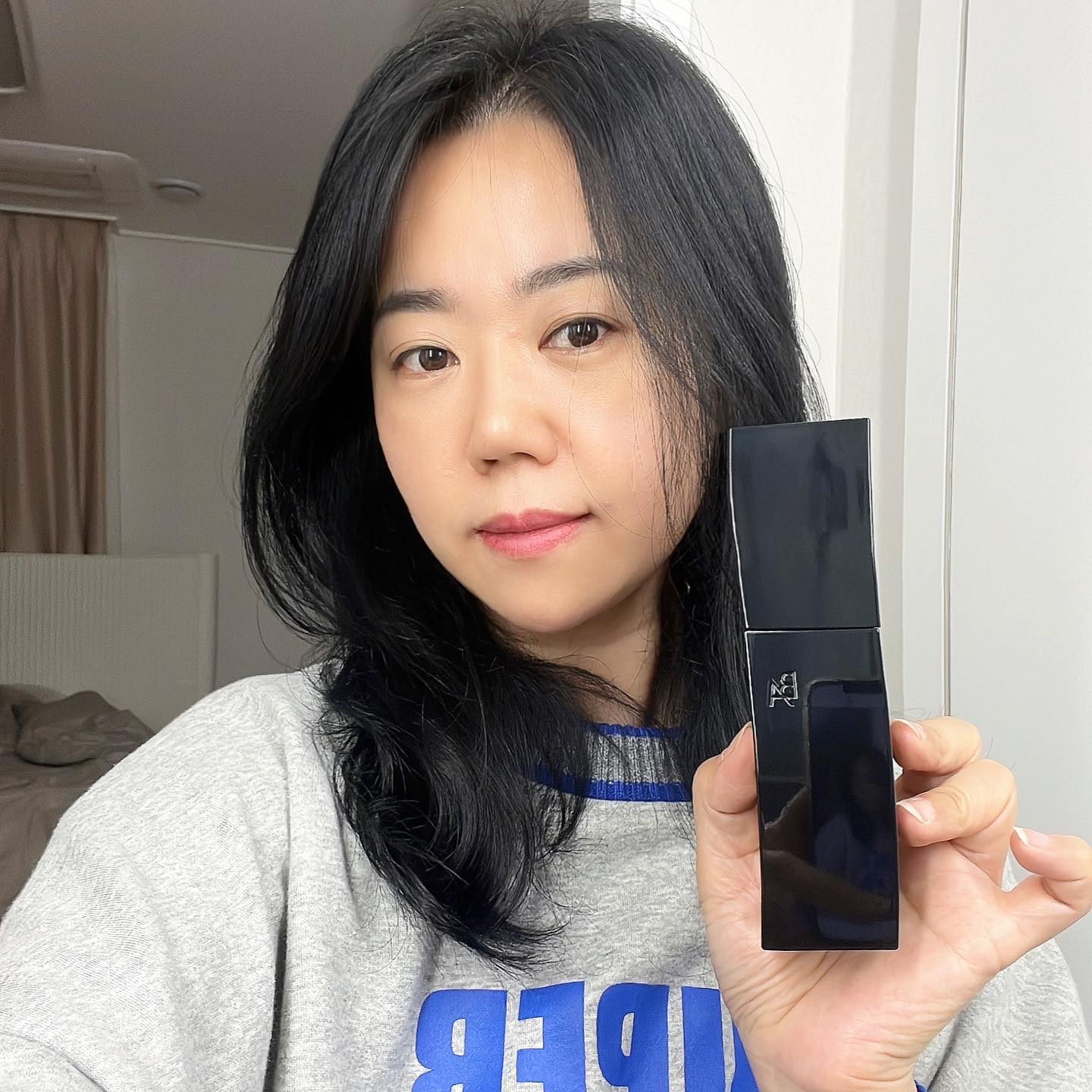 #광고

안티에이징 드디어 찾았다!!

백년 피부 과학의 역사를 가진 프레스티지 브랜드 폴라가
노화에 영향 받은 세포들을 에이지리스 셀로 늘릴 수 있는 탄력
네트워크를 발견했어요.

폴라의 독자적인 에피, 볼륨 캡슐과 오일이 함유된
밀크 에센스인 B.A 비에이 밀크

항당화 케어 안티에이징 오일이 일시적으로 각질층을
부드럽게 하여 피부 깊숙한 곳까지 오일을 머금게 하고

강력한 탄력, 볼륨, 강한 리프트업은 물론 촉촉한 보습감까지
선사하여 쫀쫀한 피부로 만들어 주는 밀크 에센스

단순히 진정, 보습만 해주는 것이 아니라 탄력감이 느껴져서
얼굴이 리프팅 되는 느낌 드는 거 있죠~

유전자 레벨의 에피사이언스가 집대성된 화장품
폴라의 피부 과학 기술이 적용된 안티에이징 밀크 에센스라
그런지 피부가 먼저 알아요~

pola_official_korea

#밀크에센스 #폴라 #POLA #항당화에센스 #에이징케어 #폴라화장품 #폴라뷰티 #신명품화장품
