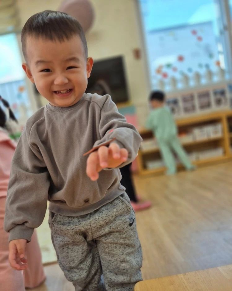 우리 귀요미 이제 괜찮아요.
하지만 이번주까진 항생제 먹고 있어용.
기침이랑 콧물 안나는것만으로도 감사해요.
아기가 부모한테 할 수 있는 효도는
안아픈거 이거 하나만으로도 이나잇대에 할
효도는 다 한거라 봅니다요♡

#김태민 #어린이집생활
