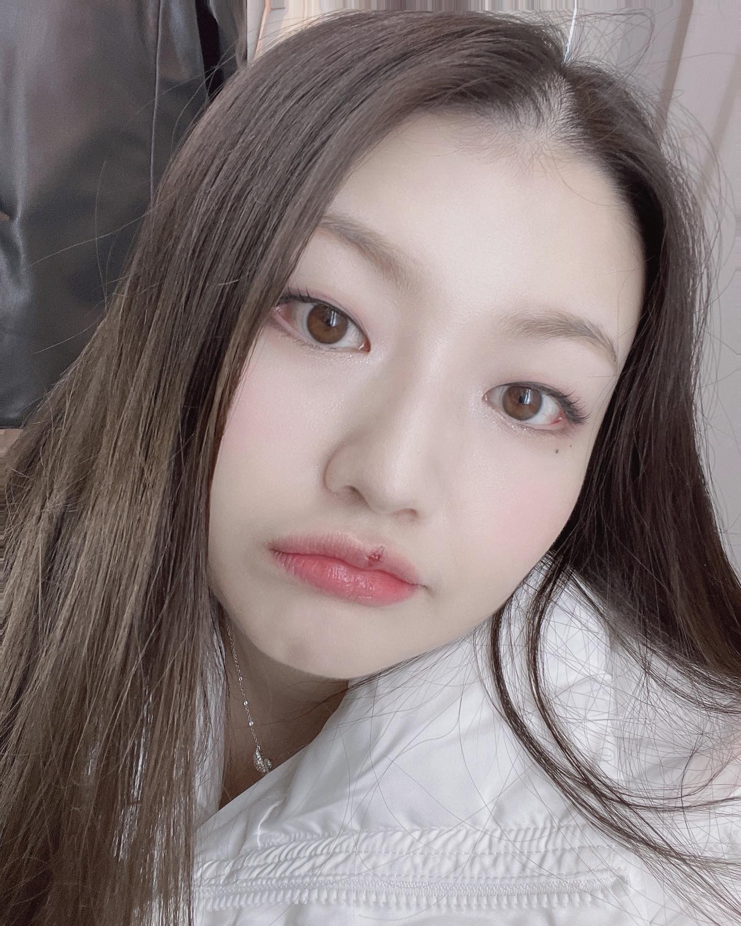 입술 터진건 언제 나을까 :(
터졌다 딱지생겼다 무한반복
도르마무가 따로없네