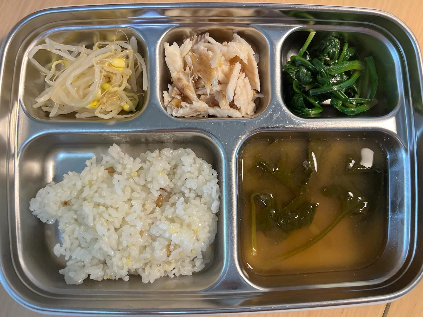 왕개미밥상 “박대” 오늘 마감해요🤗

박대는 열량과 지방 탄수화물이 적어 다이어트식픔으로도 좋습니다👍👍 바다의 닭가슴살이라고도 불리는 박대 !!! 맛있게 건강하게 드세요🤗

저는 아이들 먹이려고 간단히 굽기만 했어요🤍
후라이팬에 가득차서 꼬리부분은 잘라서 구웠어요,,, 길이도 길고 살도 도톰하고 가시가 굵어서 
아이들먹이기 최고입니다☺️

🪧 냉동박대를 5분정도 자연해동후 물기를 키친타올로 닦아주고 달궈진 팬에 올리브유 두른후 박대를 앞뒤로 노르스름하게 구우면 겉바속촉 밥도둑 구이가 완성됩니다😉 

🪧공구일정 : ~ 12/7(목) 까지 

🪧구매및문의는 댓글,디엠 주세요.
​
🚛배송 : 무료배송

#협찬 #왕개미밥상
#박대 #생선구이 #생선조림 #아이반찬 #아이밥
#반찬 #밥도둑  #박대구이 #박대조림 #제철음식
#반건조박대구이 #군산박대
​