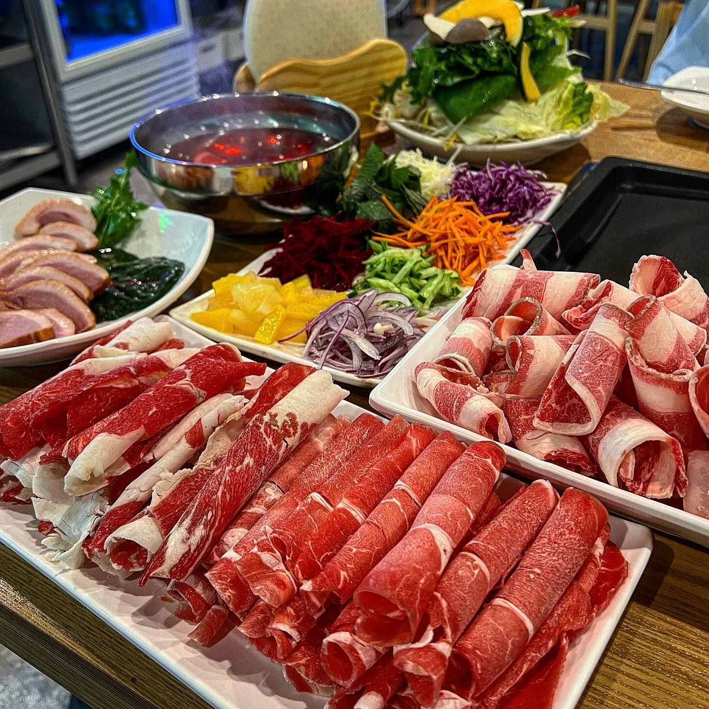 #협찬 생맥주 무한리필 샤브샤브 퀸즈가든👍

#양재동맛집 #양재역맛집 #퀸즈가든

샤브샤브에 구워먹는고기까지 먹고싶다면?
가족모임, 회식장소로 딱인 퀸즈가든!

고기를 구워먹고도 싶고 국물로도 먹고싶고... 둘다 먹을순 없을까?
그렇다면 바로 퀸즈가든!

샤브샤브 뿐만아니라 불판까지 있어서 구워먹기도 쌉가능이라곰😍

샤브샤브 시원~한 국물에 고기 야채 맛나게 먹어주고
라이스페이퍼로 월남쌈까지 메킷메킷
조금 질리면 구워놓은 소고기 차돌 오리고기까지 월남삼 메킷메킷🥹

조금 목막힌다 싶으면 맥주 무한리필로 크림생맥 바로 때려넣으라곰👍

셀프바도 넉넉~해서 야채 고민 노노
셀프 칼국수, 셀프 죽까지 배터질때까지 먹어줘야 한다곰🥰

지점도 꽤 많이 있는거 같아서 근처에 퀸즈가든이 있다면 무조건 방문하라곰!

아무튼 직장인 잡식 북극곰은 연휴를 즐기러 간다곰🐻‍❄️

#양재역밥집 #양재역점심 #양재역술집 #양재역고기집 #양재역샤브샤브 #양재역데이트 #양재역회식 #스토리앤체험단
#먹스타그램 #선팔 #맞팔 #일상 #잡곰