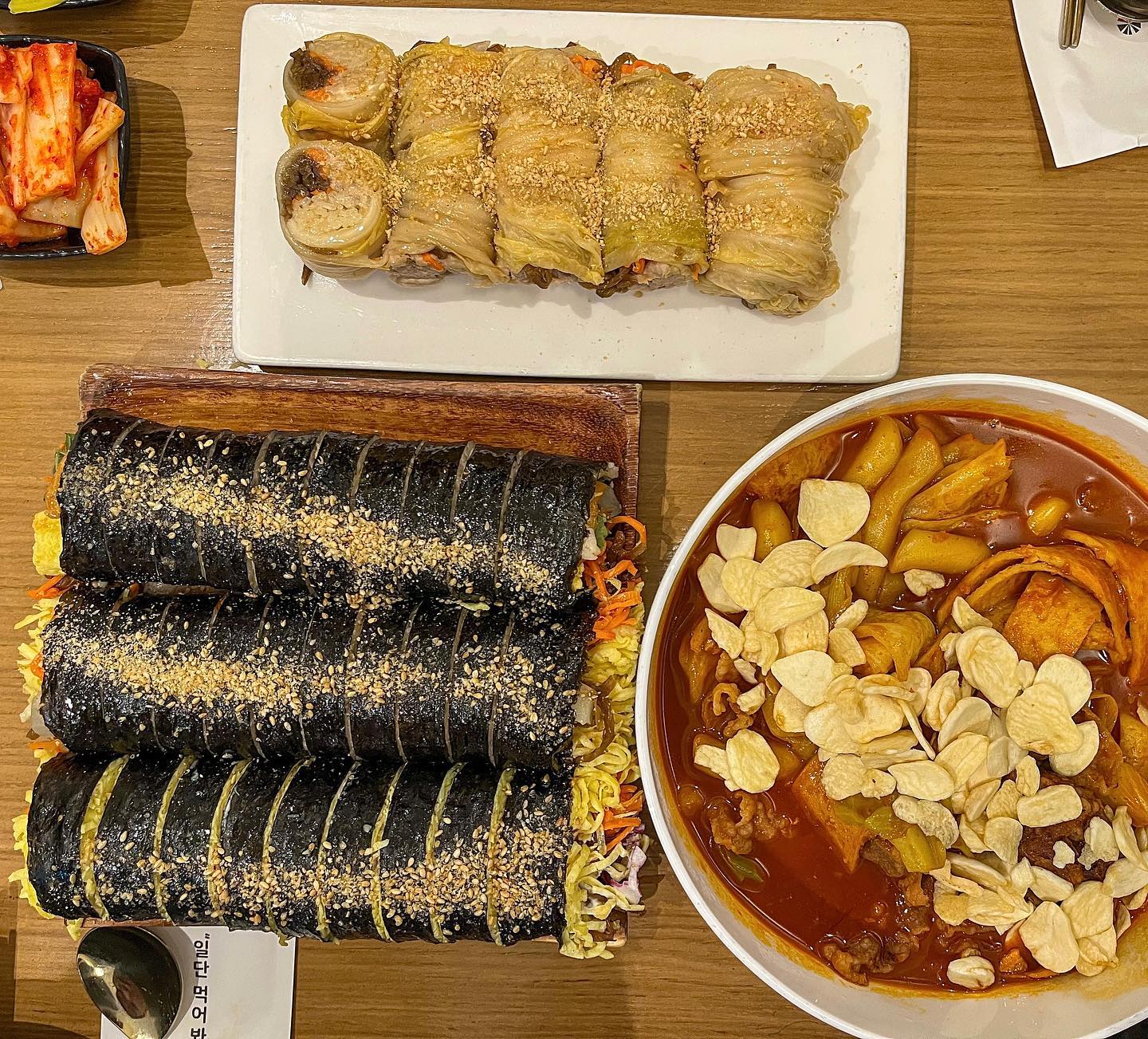 #
너무 맛있어서 웨이팅 많아질까봐
올릴까말까 너무 고민 많이했는데
스토리 올리고 디엠을 너무 많이 받아서
살짜쿵 공유.. 🫶🏻
　

📍 보슬보슬 역삼
　강남구 논현로85길 59 남곡빌딩 2층
　
⏰ 영업시간 매일 08:00~21:00 (L/O 20:30)
　
트러플키토마요 - 8.5 🍄
치즈보슬김밥 - 7.5 🧀
멸치땡초김밥 - 7.5 🌶
묵은지참치말이 - 9.5 🥬
차돌마늘떡볶이 - 17.5 🥓
　
먹어보고싶은 김밥이 너무 많았는데
인원이 많아서 다양하게 시킬 수 있었어요!
　
우선 전체적으로 김밥이 엄청 크고 엄청 커요! 😳
그래서 생각보다 배가 많이 부르더라구요~!
　
너무 기대가 컸던 트러플키토마요는 역시나..
트러플 향도 엄청 많이 나고 맛있었어요, 제 원픽 ‼
　
치즈보슬김밥엔 밥은 얇고 계란이 많았어요,
전체적으로 계란이 많아서 맛있더라구요
　
멸치땡초김밥은 평소 멸치 잘 안먹는 저에게도
비리지않고 바삭한 멸치가 너무 맛있었어요
땡초도 너무 맵지않고 딱 적당해요
　
묵은지참치말이도 기대가 굉장히 컸었는데
딱 생각한 맛입니다!
묵은지+참치마요+밥 맛없없 조합아니냐구요 🥺
　
차돌마늘떡볶이는 저희는 순한맛으로 골랐는데
매콤하게 드시는 걸 추천드려요!
생각보다 달달하더라구요~!
떡볶이와 차돌과의 조합은 단연 최고 👍