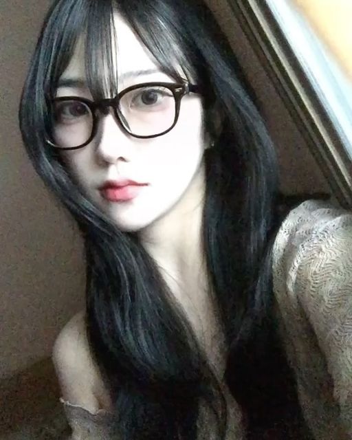  김하연 on Instagram: "#광고 

@gguba_official 의 new grasses JIN BLACK ! 

클래식한 검정 뿔테 안경이라 언제 어디서든 착용하기 좋아요 원래 안경 안 어울리는데 이건 잘 어울리는 거 같기두 ~ .. (?) 

요즘 긱시크 유행이니 다들 껴바 안경으로 유행 따라잡으세요 🖤"