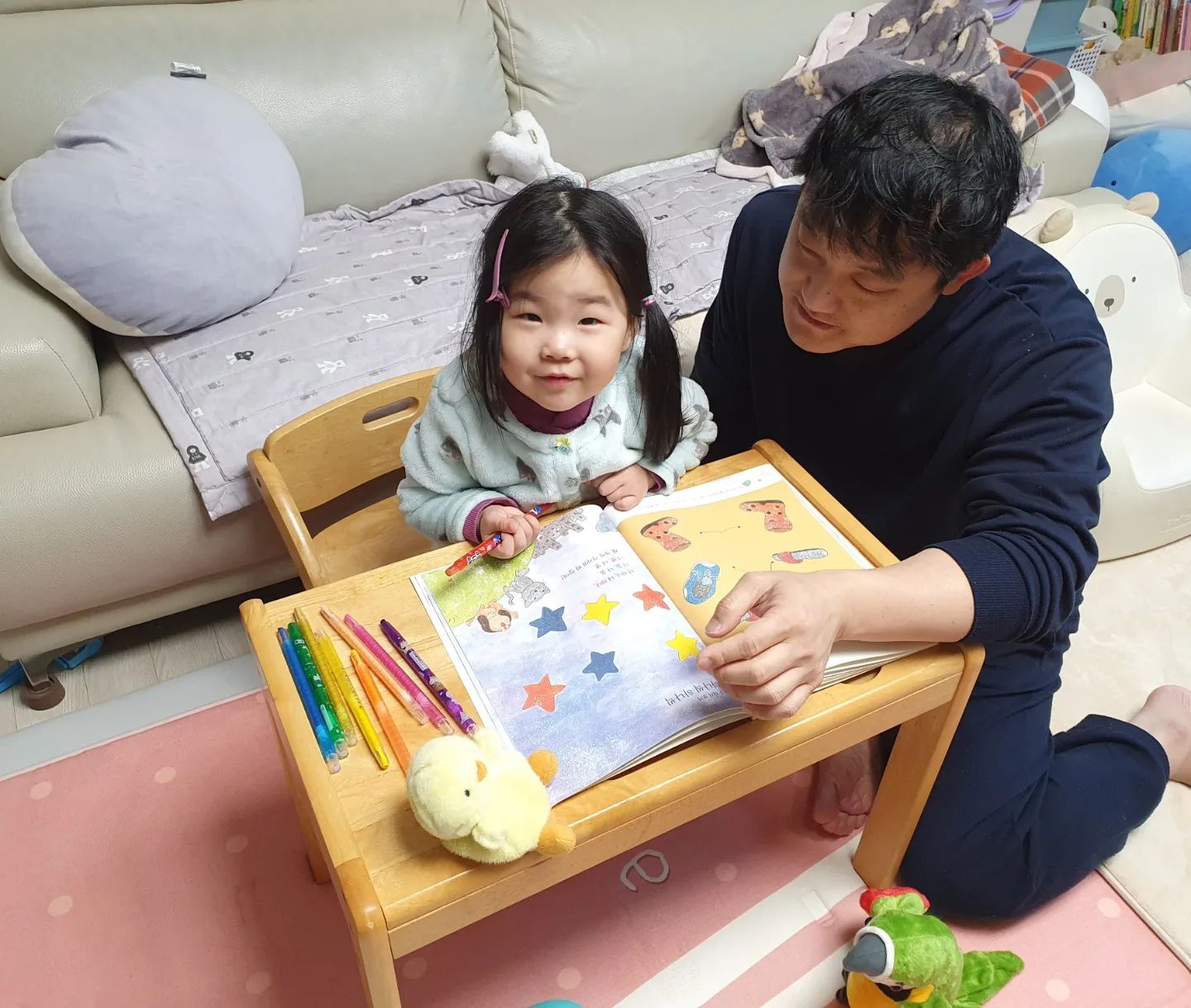 #학습지하기#아빠랑#트리해체

아점으로 죽에 냉장고반찬들 먹고

크리스마스트리 해체하고

자원챌린지 그린고라운드에 보낼 박스 (우유팩, 병뚜껑) 정리하고 택배신청하기

그리고
엄마가 청소하는동안 얌전하게 학습지하기
사실 동그라미 줄, 숫자세기 끼적일 뿐이지만 ㅋㅋ
하루에 10장씩 해보자 ㅋㅋ

철수도 못이기는척 적극적으로 참여해주니
고맙네그려 ㅋㅋ
엄마는 이제 블로그글써야 겠다 ㅋㅋ

사랑하니 하트그렸어? 하니
색연필로 아빠얼굴에 하트그려준다고 하는 꿀복스. ㅎㅎ
사랑한다 둘다 ㅋ