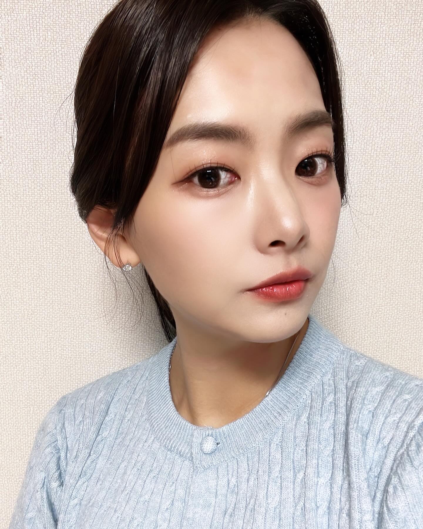 .
청담헤츠

진짜 꼼꼼하게 피부 표현해주고
헤어도 몇번을 취향 물어 해주심 👍
아이라인도 빈틈없이 채워주셔서 
눈이 또렷또렷 !!

핑크코랄에 글리터 조금 얹어서
자연스러운듯 발랄한 느낌 😊

#핑크코랄 #메이크업샵추천 #청담메이크업 #압구정메이크업 #방송메이크업 #쇼호스트섭외 #쇼호스트메이크업 #메이크업스타그램 
#daily #instagram #selfie #beauty #today