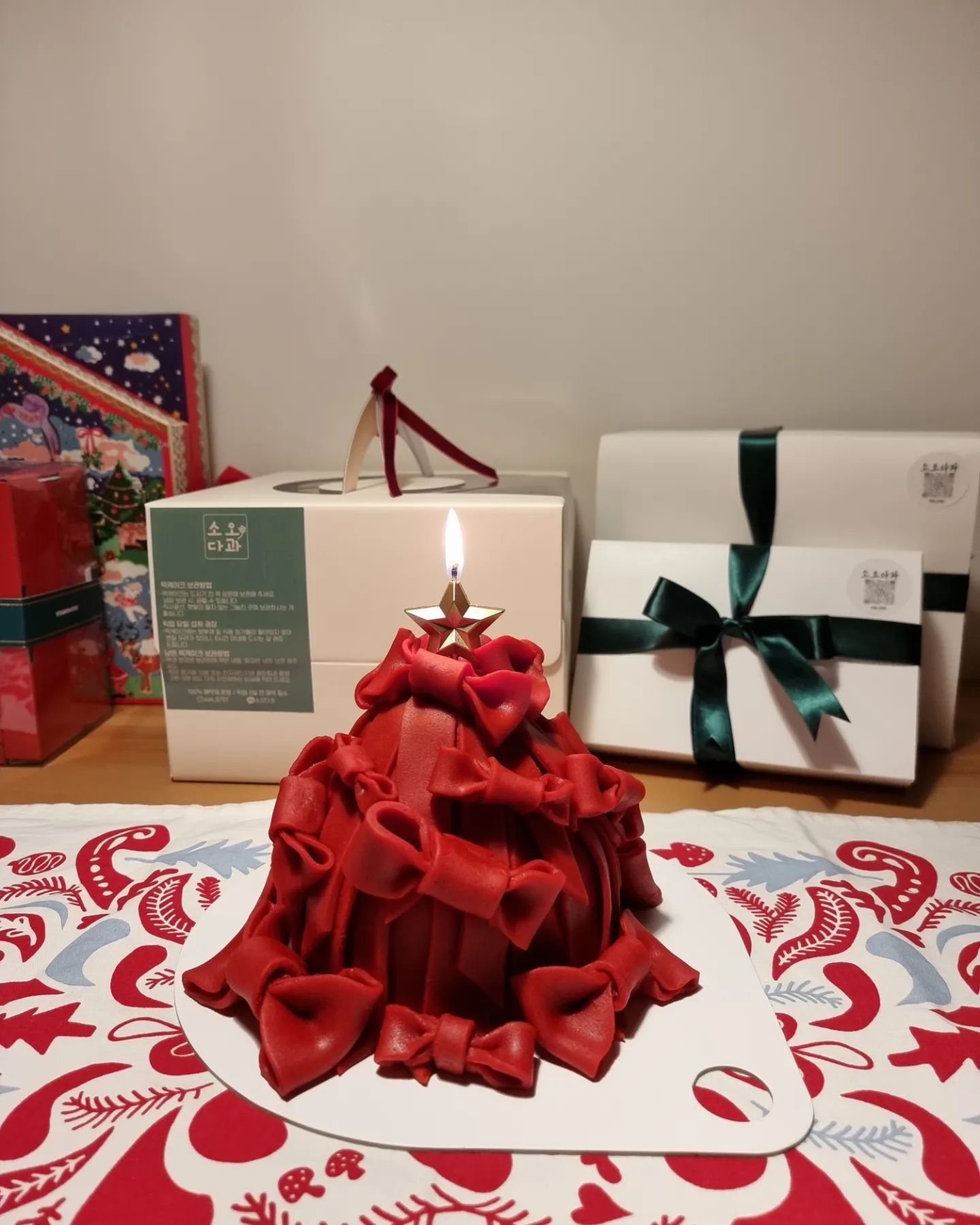 미리 준비하는 크리스마스 🎄

앙금떡케잌은 카네이션이나 꽃만 있는줄 알았는데..!!

이렇게 이쁜 리본케잌이 있을줄이야..

크리스마스 테이블보 꺼내서 이쁘게 장식하니 아주 찍는것마다

예술이구나 🎀

빨간리본한 우유랑도 이쁘게 한컷!

같이 주문한 개성주악도 미친맛..쮸압쮸압

느끼하지도않고 

찹쌀도너츠와 호떡맛..? 느끼한곳도 많다는데 너무 깔끔하게 마싯당

오란다도 너무 맛있당 ㅠㅠ

소오다과 강추!

#소오다과 #크리스마스 #돌잔치답례품 
#부천떡케이크 #연말케이크 #떡케잌 #부천답례품
#답례품#앙금케이크 #옥길동떡케이크 #부천맛집
#역곡떡케이크#크리스마스케이크 #christmas#party
#bakery #cake #スイーツ #l4l#daily#맞팔 #f4f#lfl #팔로우 #likeforfollow #like4like #좋아요#like #mukbang #dessert