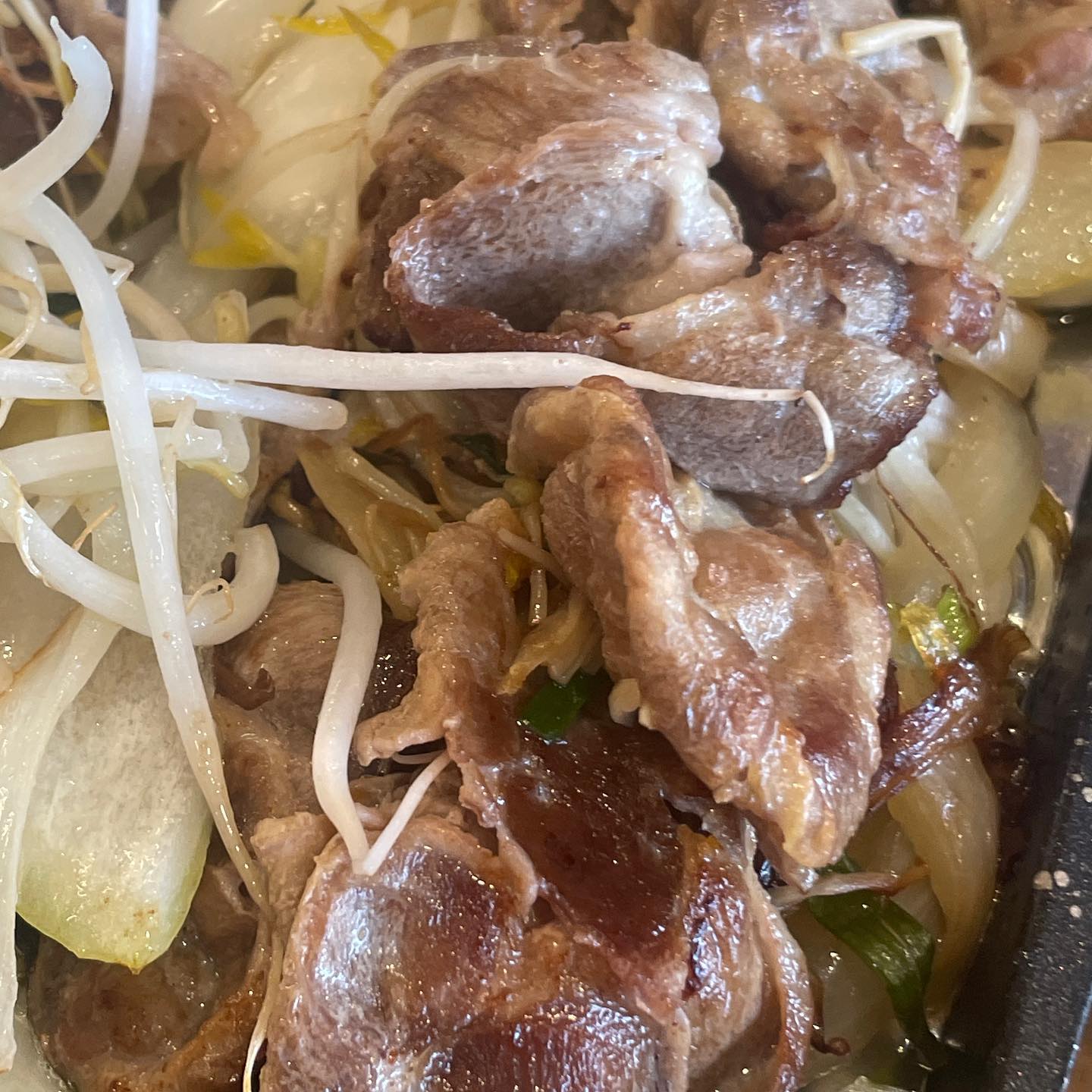 #협찬 #양평 #다오리다 

오리고기로 플러팅당하는 양평 오리고기맛집❤️‍🔥
오리고기 양이 엄청 푸짐해요~~ 야들야들 잘 구워진 오리고기 함께 마늘 양파 숙주 깻잎 등 채소랑 냠냠하면 얼마나 맛있게요? 
오리고기를 주문하면 오리들깨탕은 무료로 제공되서 더 좋아요🥹🤍

다 먹고 볶음밥은 필수인거 다들 아시쥬?? 볶음밥 볶아지는 소리에 내 마음도 사르르르 소리도 맛도 맛있는 볶음밥🎶  기분좋은 배부름 외부와 내부 자리모두 있어서 취향에 맞게 드시면 좋을 거 같아요!! 

#용문산맛집 #용문사오리고기 #양평오리고기 #양평맛집 #다오리다 #연말모임 #송년모임 #오리고기맛집 #고기맛집 #고기덕후 #고기맛집 #고기스타그램 #볶음밥 #볶음밥맛집 #고기사랑 #먹잘알 #먹방그램 #먹스타그램🐷