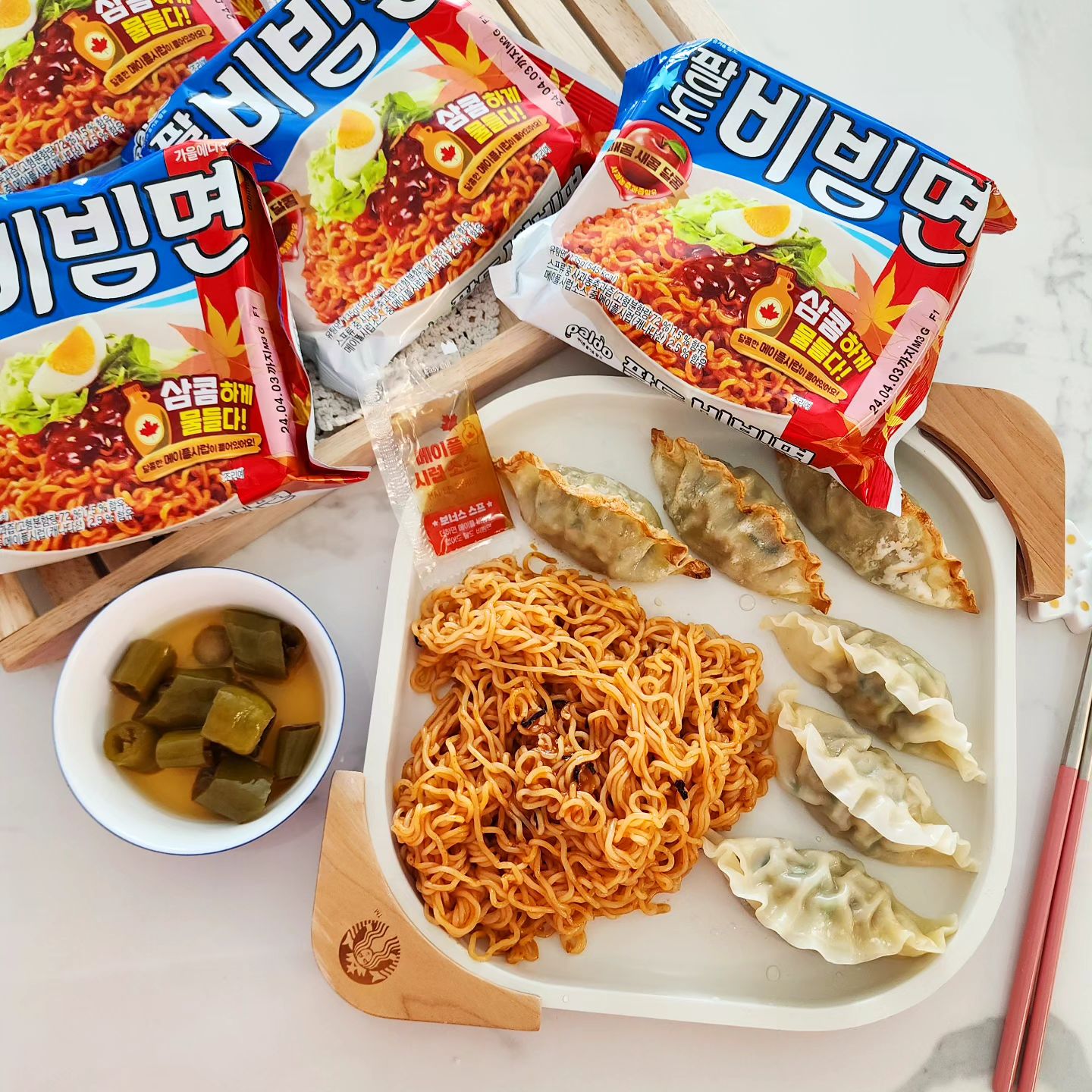 #협찬 팔도비빔면 가을에디션🍁🍁

🎶🎶가을이라 가을바람 솔솔 불어오는 가을 날에🍂🍂

오른손으로 비비고 🎵
왼손으로 비비고 🎵
팔~도! 비!빔!면!을 먹었어요~🎊🎊

그런데 가을이라고 노래도 불렀는데 그냥 먹으면 섭하쥬~?🎙🎙

가을 한정판 가을에디션 팔도비빔면 메이플편이 나왔더라고요~🍜🍁🍁

원조 팔도비빔면이랑 무엇이 다르냐?🤔🤔
맛이 달라지거나 레시피가 달라지는 건 아니고요🤭🤭

메이플 시럽이 파우치로 추가가 되어 있어서 그냥 먹으면 원조 팔도비빔면이 되고 팔도비빔면에 메이플시럽을 뿌려주면 가을에디션 팔도 메이플 비빔면으로 변신한다는 사실!😘😘

소스 자체에 메이를 시럽이 섞여 있는 게 아니다보니 취향에 따라 메이플시럽 양 조절도 가능해 취향껏 즐길 수가 있어요😆😆

저는 메이플시럽을 좋아해 다 넣었더니 선선한 가을 날씨와 잘 어우러지느 가을이 떠오르는 맛이 느껴져 꼭 야외에서 먹는 기분도 들었어요🥰🥰

단풍 든 캠핑장에서 바비큐 하면서 한정판 팔도비빔면 가을에디션 메이플비빔면을 먹으면 이번 가을 아주 제대로 즐길 거 같네요~💯💯

#라면추천 #라면 #팔도비빔면 #가을에디션 #메이플비빔면 #요리스타그램 #면스타그램 #한정판 #라면한정판 #비빔면한정판 #비빔면즐기기 #만두비빔면 #가을요리 #가을비빔면 #가을향기 #캠핑요리 #좋아요 #먹팔 #먹소통 #면소통 #먹스타그램 #맞팔은최신피드에댓글