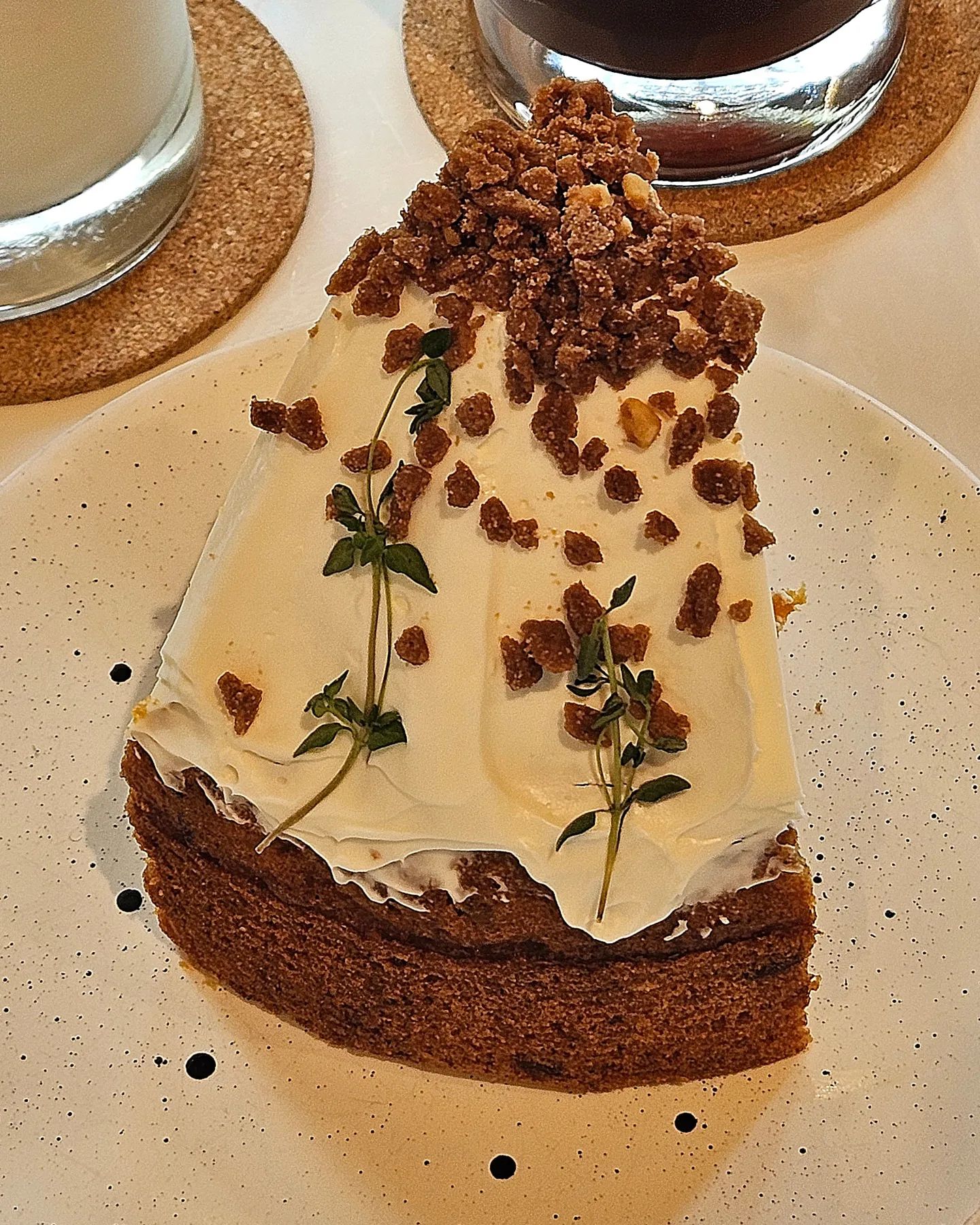 수제 디저트 당근케이크 뿌시러 가기 좋은 카페🥕🍰
한옥감성에 작은 갤러리 공간까지 함께 즐기기!! 🖼
.
.
.
.
.

💙강남 세곡동 근처에 자리잡은 한옥 카페 H.ORM 
  #에이치오름 #세곡동카페 #한옥카페
 *Hours of realizing myself*
 (나만의 감각을 찾아가는 시간)
 갤러리 카페를 소개합니다~🖼🎨
 

💙스페셜 티 커피와 직접 만든 수제 디저트!!
 저는 캐럿파운드를 골랐는데요!!🥕🍰
 당근케이크의 꾸덕함과 시나몬맛이 어우러진
 건강하고 적당히 단 한국인들이 좋아하는 단맛으로
 누구나 맛있게 먹을 수 있는 디저트였어요!!
 
 +최근 두번이나 먹으러간건 안비밀!!🤭

💙한옥 공간에서 여유있게 갤러리 구경까지!!
 H.ORM카페는 2층에 작은 갤러리 공간이 있어
 작가님을 초대하여 전시를 개최하는데요!!
 이번엔 이지현 작가님의 '진화'를 키워드로 한
 작품을 전시하고 있으니 카페 방문 겸 들려서
 감상하시길 추천 드려요!!1🪅🪆

💙데이트&소개팅 장소로 이야기하기 좋은 카페!!
 제가 다녀갔을때마다 연인들이나 소개팅 하시는
 분들이 조용히 대화하시는 장면을 자주 봤어요!!🙊
 모던 인테리어에 조용한 분위기라 작게 이야기하기
 좋은 공간이더라구요!! 추석 연휴에도 오픈 하신다니
 긴 연휴에 새로운 인연 만들기 도전!! 어떠신가요☺️
 

한옥&모던 분위기의 따뜻한 느낌의 공간과 직접 만든 디저트와 음료와 함께 갤러리 구경까지 즐기실 수 있는 한적하고 조용한 카페를 찾으신다면 추천드려요!!🩵

suji_08.18 suji_08.18 suji_08.18

h_orm_cafe h_orm_cafe

📍위치
 H.ORM
 서울 강남구 헌릉로571길 30-1 

⏱️운영시간

화-일 12:00~20:00
매주 월요일 정기 휴무

#강남 #강남카페 #세곡동카페 #에이치오름 #한옥카페 #수제디저트 #커피 #아_cafe이스아메리카노 #아이스라떼 #당근케이크 #당근파운드케이크