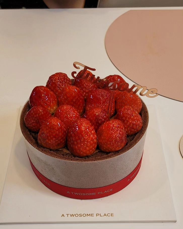 사랑하는 예성이의 생일주간
매일매일이 생일같이 보낸?것같은 예성씨ㅋ
하지만 아직 본생일은 아니라는 사실...
띠로리 ㅋㅋㅋㅋ

엄마와 데이뚜도하고
핸드폰도 바꾸고
신상 키카도 다녀오고,
도서관도 가고,
분식- 샤브-삼겹살- 냉면 -전복죽-케이크-꽈베기-잡채 등등
말만하면 다 먹을 수 있었던 
맛잘알 아드님ㅋㅋㅋㅋ

매일 뭐먹을까?
샐리보다 더 진지하게 고민해서 너모 피곤한데

사랑스런 울애기 ~^^

아프지말자!!!!