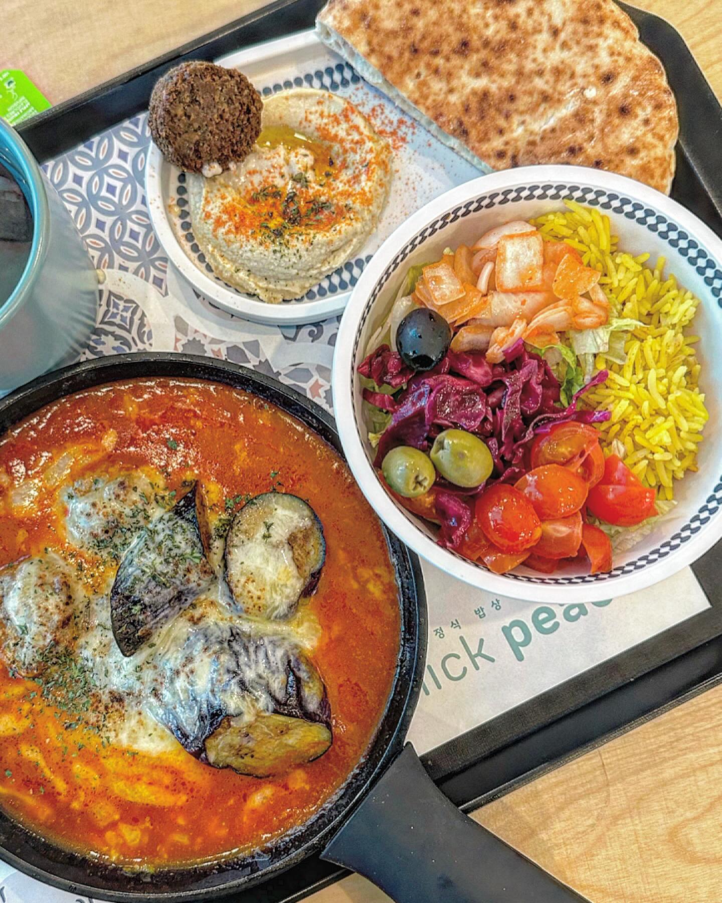 가로수길에서 힙하고 든든한 지중해 밥상 🫶🏻
 #칙피스 에서 제대로 한 상 즐기고 온 후기
아니. .건강식이 이렇게 맛있어도 되는거에여?ㅋㅋ
노 다이어터에게도 만족스러운 곳🩷

저는 ✨가지미트볼그라탕✨ 밥상을 픽했져👍
토마토와 계란이 주재료인 샥슈카(에그인헬)에
각종토핑과 치즈를 곁들이니 이것만으로 미미인디
대장으로, 지중해st 샐러드, 라이스가 함께나오고
병아리콩으로 만든 후무스와 팔라펠도 
다~~~ 한상 세트로 맛볼 수 있는데. .여기왜않와? . . . 

다이어터들은 물론이고 가볍지만 든든한? 한 끼,
몬가 특별한 샐러드를 먹고 싶다 하시는분들께 추천!

매장도 넓고 사장님도 친절하시니 꼭 들러보셔요🫶🏻

.

.

.

.

.

#해바_가로수길