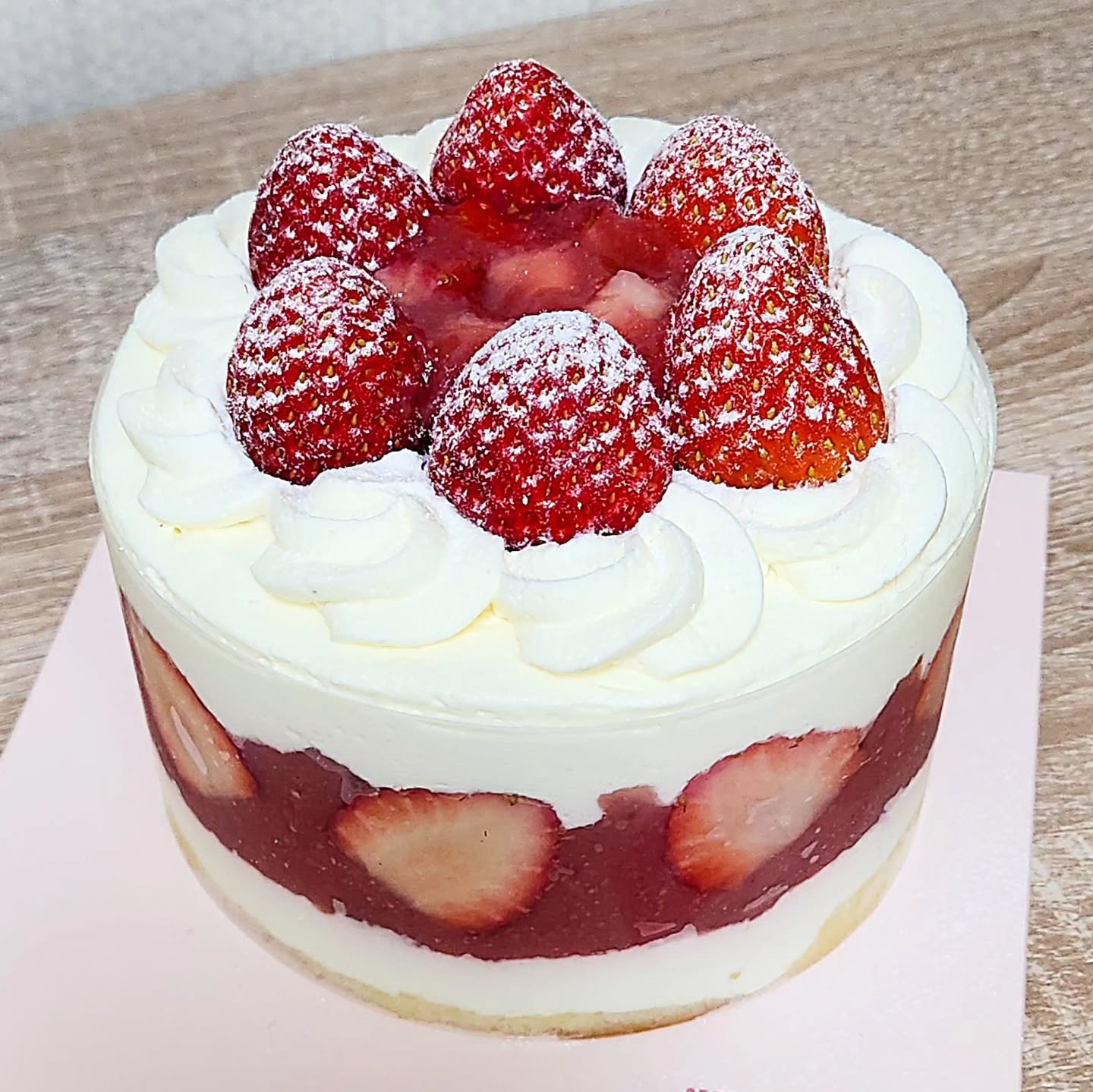 오늘은 플디의 ❤️프리미엄 클래식 딸기케이크❤️
plate_d_ #리빵_플디 #리빵_롯데백화점

플디 케이크만 두 번째 리뷰네요!🤭

#프리미엄클래식딸기케이크
only예약 & 한정수량으로 판매하는 플디 딸기케이크! 사이즈는 미니, 1호, 2호 총 세개가 있고, 제가 리뷰하는 아이는 미니사이즈에요🎂

비주얼부터 너무 예쁘죠🥹 솔직히 너무 예뻐서 맛은 크게 기대 안 했는데, 생각보다 더 맛있었어요!

일단 위에 올라간 딸기부터 단단하고 달콤해서 좋았어요🍓 그리고 생크림이 느끼하지 않아서 진짜 맛있었어요! 찾아보니까 100% 동물성 크림을 쓴다고 하더라고요🥰

가운데 들어 있는 건 딸기퓨레에요! 딸기잼스러운 비주얼에다 양도 많아 보여서 너무 달지 않을까? 싶었는데 수제라 그런지 생각보다 과하게 달지 않았어요! 딱 기분 좋은 단맛💓

다만 케이크 안에 딸기가 좀 더 많이 있으면 좋을 것 같더라고요! 물론 딸기 퓨레가 잔뜩 들어 있긴 했지만, 생딸기가 더 많아도 좋았을 것 같아요! 하지만 그러면 또 가격대가 올라가겠죠...?🥲

아무튼 정말정말 맛있게 먹은 케이크에요! 이때까지 먹어 봤던 딸기케이크 중 손에 꼽을 만한 정도입니다❣️ 맛있는 딸기케이크, 특히 동물성 생크림 케이크를 원하신다면 추천드리고 싶어요!